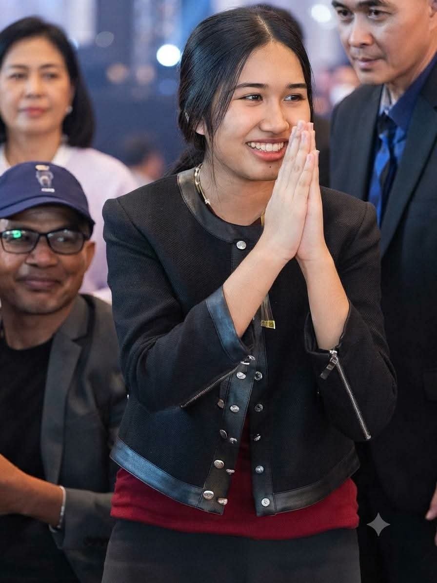SabyDeeMAI1's tweet photo. 😱👀เป็นบรรยากาศที่น่ารักและอบอุ่น วันนี้น้องเนเน่และครอบครัวเข้าพบเจ้าสัว CP🫰🎸🔥🤘
#NeneRoyal #น้องเนเน่ #Ozoneband #AGT2026 #AmericasGotTalent #AGT #CPBAND #YoungLadyRocker #HowieMandel #MelB https://t.co/NZyg6H279W