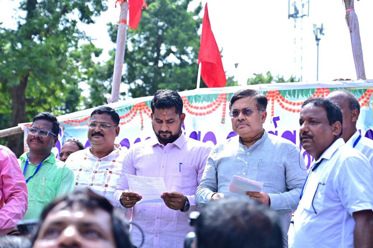 PrithivirajBJP's tweet photo. ଓଡ଼ିଶା ସ୍କୁଲ କଲେଜ ଶିକ୍ଷକ ଓ କର୍ମଚାରୀ ସମନ୍ୱୟ ସମିତି ପକ୍ଷରୁ ବିଭିନ୍ନ ଦାବି ନେଇ ଲୋୟର ପିଏମଜିରେ ଦୀର୍ଘ ୨୧ ଦିନ ଧରି ଚାଲିଥିବା ଧାରଣାସ୍ଥଳରେ ଆଜି ପହଞ୍ଚି ସମିତିର କର୍ମକର୍ତ୍ତା ଓ ଶିକ୍ଷକ ପ୍ରତିନିଧିମାନଙ୍କ ସହ ବିସ୍ତୃତ ଆଲୋଚନା କରି ସେମାନଙ୍କ ଦାବି ଓ ସମସ୍ୟା ଶୁଣିଲି।

ଗତକାଲି ମାନ୍ୟବର ମୁଖ୍ୟମନ୍ତ୍ରୀ ଓ ମାନ୍ୟବର ଭାଜପା ରାଜ୍ୟ ସଭାପତିଙ୍କ ସହ ହୋଇଥିବା ଗୁରୁତ୍ୱପୂର୍ଣ୍ଣ ବୈଠକରେ ଶିକ୍ଷକ ମାନଙ୍କ ଯୁକ୍ତିଯୁକ୍ତ ଦାବିଗୁଡିକୁ ଶ୍ରୀ ଅଶୋକ ତ୍ରିପାଠୀଙ୍କ ଉଚ୍ଚସ୍ତରୀୟ କମିଟିର ପରାମର୍ଶ ଅନୁଯାୟୀ  ସରକାର ଗୁରୁତ୍ୱ ଓ ସମ୍ବେଦନଶୀଳତାର ସହ ବିଚାର କରି, ପର୍ଯ୍ୟାୟକ୍ରମେ ଖୁବଶୀଘ୍ର ସମାଧାନ କରିବାକୁ ନିଷ୍ପତ୍ତି ନେଇଛନ୍ତି।ଏହି ନିଷ୍ପତ୍ତି ସମ୍ପର୍କରେ ଧାରଣାରତ ଶିକ୍ଷକ ଭାଇ ଓ ଭଉଣୀମାନଙ୍କୁ ଅବଗତ କରାଇବା ସହ ସରକାରଙ୍କ ପକ୍ଷରୁ ଦାବିଗୁଡ଼ିକର ସମାଧାନ ପାଇଁ ଦୃଢ଼ ଆଶ୍ୱାସନ ଦେଲୁ।

ଆଜିର ପବିତ୍ର ଗୁରୁଦିବସ ଅବସରରେ ଆନ୍ଦୋଳନ ସ୍ଥଗିତ ରଖି ଘରକୁ ଫେରିବାକୁ ଆମେ ଶିକ୍ଷକ ବନ୍ଧୁମାନଙ୍କୁ ଅନୁରୋଧ କରିଛୁ।

ଏହି ଅବସରରେ  ମାନ୍ୟବର ଉଚ୍ଚଶିକ୍ଷା ମନ୍ତ୍ରୀ ଶ୍ରୀ @suryabanshibjp  ,ମାନ୍ୟବର ପିପିଲି ବିଧାୟକ ଶ୍ରୀ  ଆଶ୍ରିତ ପଟ୍ଟନାୟକ ଉପସ୍ଥିତ ଥିଲେ।

PMO India 
CMO Odisha 
Narendra Modi 
Mohan Charan Majhi 
Bharatiya Janata Party (BJP) 
BJP Odisha 

#ଗୁରୁଦିବସ #TeachersDay #ଶିକ୍ଷକସମାଜ #ଶିକ୍ଷକଙ୍କଦାବି #ଶିକ୍ଷକକଲ୍ୟାଣ #ଓଡ଼ିଶା #Odisha #Education #TeacherWelfare #OdishaTeachers #ଆମସରକାର #ବିକଶିତଓଡ଼ିଶା