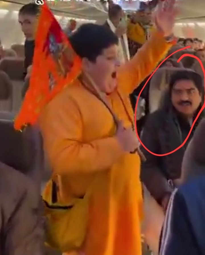 CommonBS786OM's tweet photo. बीजेपी कैसे धर्म को प्रमोट करके आपके बच्चों का भविष्य ख़राब कर रही है. दोनों तस्वीरें ध्यान से देखने पर पता लगेगा.

फ्लाइट में अभिनव अरोड़ा धार्मिक झंडा लेकर एंट्री करता है. जयश्रीराम, जय सियाराम बोलते हुए.

फ्लाइट में मौजूद लोग उसका समर्थन करते हैँ, पर रुकिए वहां बीजेपी नेता प्रेम शुक्ला पहले से ही बैठा हुआ है और वो अभिनव का हौसला बढ़ा रहा है.

अभिनव अरोरा 10 पास भी नहीं है. ढंग से बोल भी नहीं पाता, फर्क को फड़क बोलता है, फ्लाइट के नियम अनुसार आप धार्मिक चीज़े नहीं कर सकते.

एक नेता और प्रवक्ता होने के बावजूद प्रेम शुक्रला बच्चे को टोक नहीं रहा? मतलब वो नहीं चाहता बच्चे शिक्षा हासिल करें,, वो सिर्फ धर्म प्रमोट करना जानता है.

वीडियो हाल का नहीं है, कुछ महीने पहले का होगा.
पर इनकी सोच Neet प्रोटेस्ट वाले बच्चों पर डंडे बरसाने की है, 

आपको अगर अब भी लगता है बीजे���ी शिक्षा देगी बच्चों को तो आप बेवकूफ़ हो. गलत कहा कुछ?