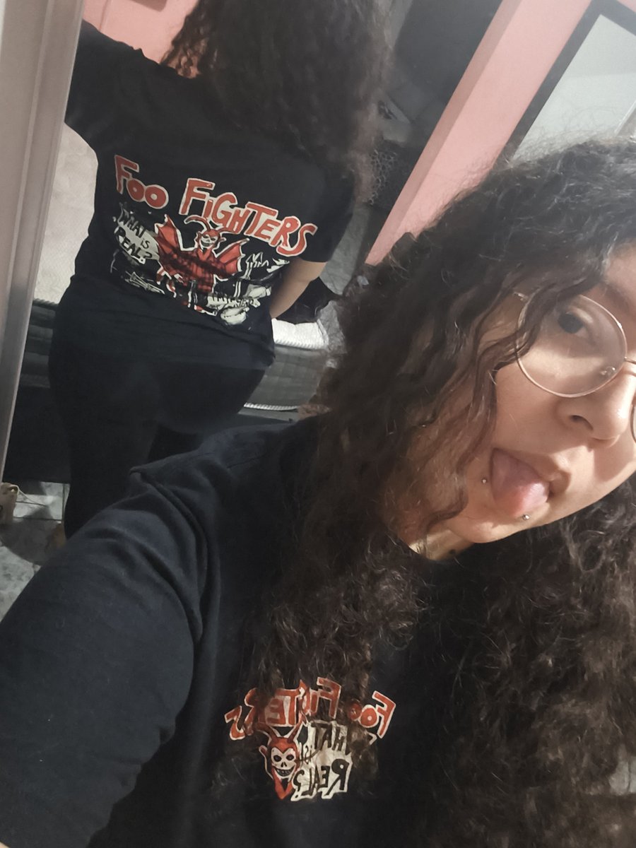 Orgulhisa's tweet photo. olha que fofinha minha mãe
ela não manja nada sobre mas reconheceu na loja que era da minha banda favorita e trouxe pra mim https://t.co/0zDMMo3Ytz