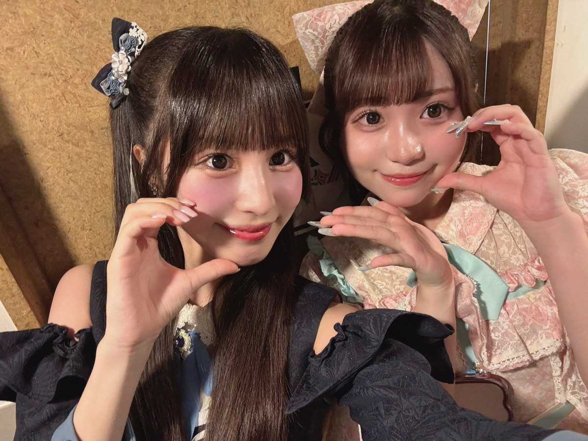 Kareai_yuria's tweet photo. 瀬乃真帆子ちゃん（@mahoko_alps🍒 ）と湯本絵美月ちゃん(@emiru_alps 🎀)とお写真をとっていただきました(⸝⸝⸝ᵒ̴̶̷̥́ ⌑ ᵒ̴̶̷̣̥̀⸝⸝⸝)♡

ライブすっっごくたのしかったです🥹
パフォーマンスに一体感があって素敵でした😭みなさんの全力な姿にうるうるしました🥲またご一緒できますように♡ https://t.co/xxwNBRLObB