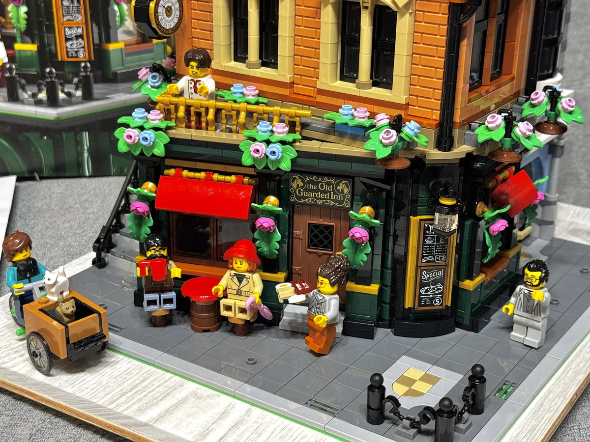 hayattsu's tweet photo. 土曜の夜はLEGO活。
LEGOIcons#10350『チューダー様式の街角』が完成。
我が家のモジュラービルディングとしては『街の本屋』『自然史博物館』に次いで3軒目の作品。
楽しい美しい😍
一杯飲みながらミニフィグで遊んでます。 https://t.co/GDuyKqN3O5