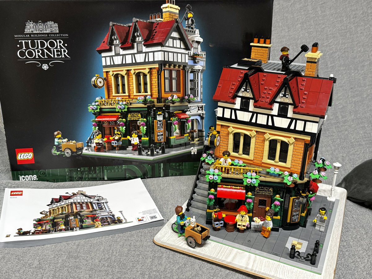 hayattsu's tweet photo. 土曜の夜はLEGO活。
LEGOIcons#10350『チューダー様式の街角』が完成。
我が家のモジュラービルディングとしては『街の本屋』『自然史博物館』に次いで3軒目の作品。
楽しい美しい😍
一杯飲みながらミニフィグで遊んでます。 https://t.co/GDuyKqN3O5