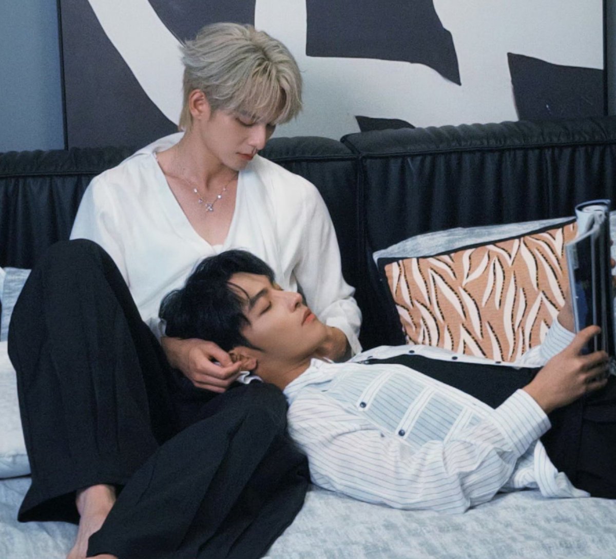 jinsamygdala's tweet photo. they be looking so soft and cozy 🥺🥺🥺 https://t.co/ZOsMORyf4h