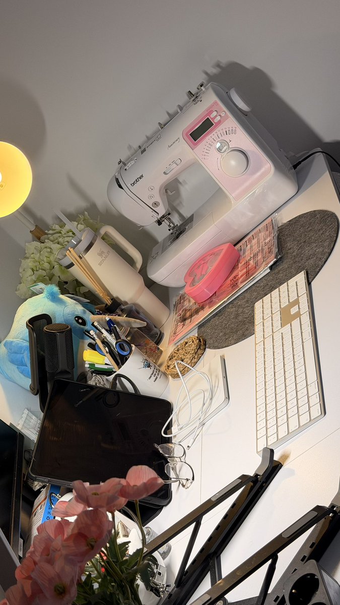 J_Akello's tweet photo. Humble Beginnings 🥹🤎🧵
My working desk is also my #FashionStudio🤭😂🎹🪡
I am a self-taught #FashionDesigner and a #SoftwareEngineer. Look at @FlutterDev #Flutter Dash 💙peeping on my desk.
#Fashion #FashionTech #WorkingDesk https://t.co/2THnm0fPeg