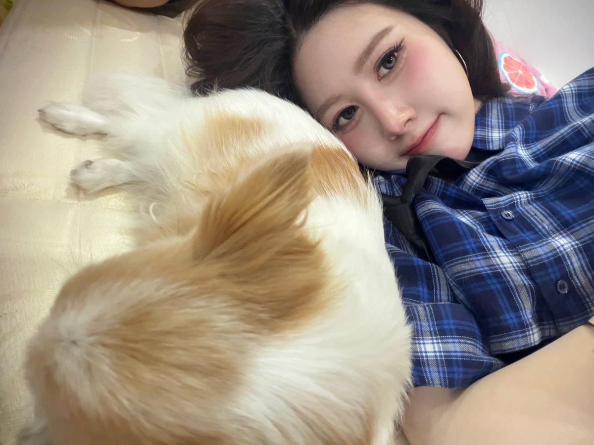 TataTHX's tweet photo. เหนื่อยและร้อนมากเลยใช่มั้ยยย🥺🥺🥺 ขอบคุณทุกๆคนที่มาหากันนะคะะ ถึงอากาศจะร้อนแต่ทุกคนก็สู้มากๆๆๆ😭 รักมากจริงๆอะะ😭🫶🏻💕 พวกหนูก็ตั้งใจเต็มที่นะ! เกือบวูบแต่กลับมาได้5555 อย่าลืมดูแลสุขภาพด้วยนะคะ!😤 กลับบ้านพักผ่อนเยอะๆน้าา แล้วเจอกันพรุ่งนี้! รวมพลจะคุยให้แฟ่ดเลย คิดถึงง

You guys must be so tired and hot, righttt? 🥺🥺🥺 Thank you everyone for coming to see usss! Even though it was so hot, you all still fought through it so muchhh 😭 I really, really love you guys 😭🫶🏻💕 We also gave it our all! I almost passed out but I made it back hahaha. Don’t forget to take care of yourselves too! 😤 Go home and get plenty of resttt, and see you tomorrow! We’re gonna talk so much at the gathering! Miss youuu

大家一定又累又热吧🥺🥺🥺 谢谢每一个来见我们的人呀~ 虽然天气很热，但大家还是一直坚持着，真的好厉害😭 真的真的好爱你们呀😭🫶🏻💕 我们也有很认真地全力以赴哦！差点晕过去，但最后还是缓过来了哈哈哈。大家也不要忘记好好照顾身体呀！😤 回家以后要好好休息哦~ 明天见！明天集合的时候要跟大家聊个够！想你们啦~