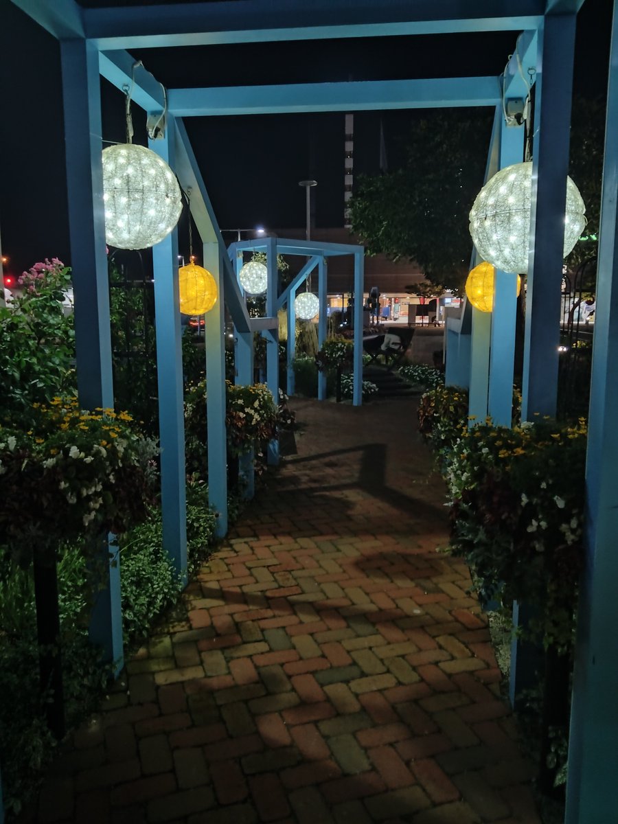watarumoon's tweet photo. 夜の函館駅 https://t.co/kNeALaHV0T