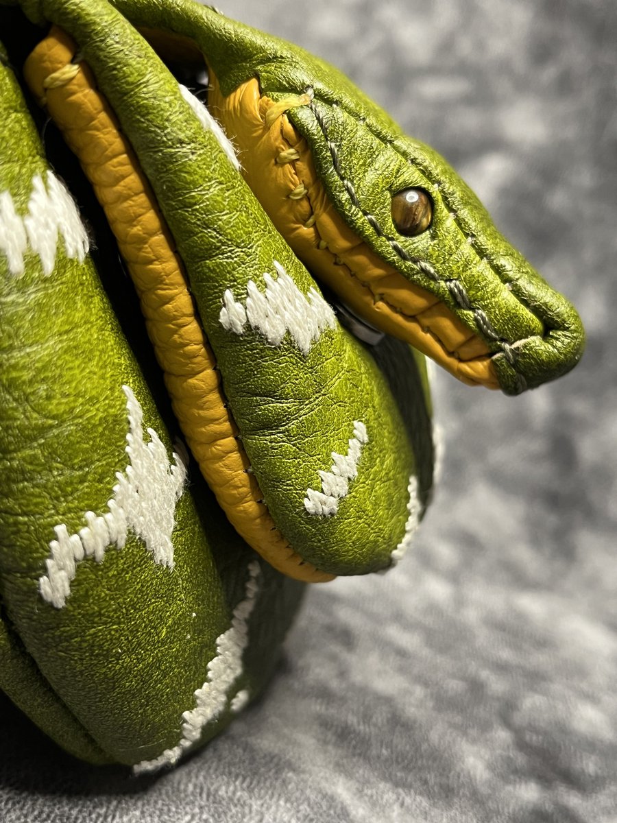 Yamo0041's tweet photo. 完成ッ‼︎
蛇に擬態するポーチ『ミミックポーチ』

エメツリ・改🐍

これはカッコ良すぎるな…！
今回は更なる擬態力を求めてピット器官の表現に挑戦🔥
完全再現ではないけど複雑な構造を持つ独特な顔付きは表現できてる。
むら染め革と刺繍も好相性。
#ミミックポーチ
#レザークラフト
#手刺繍 https://t.co/v3ZaSjF1g6