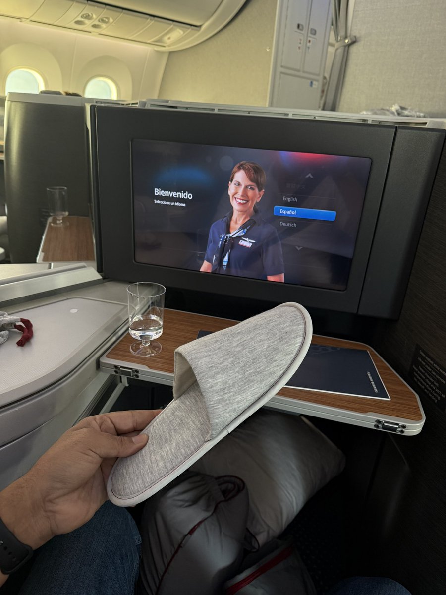 Rototten's tweet photo. Cuando viajas en 1ra clase te dan chanclas 🩴 

😁 https://t.co/j09w52o5AS