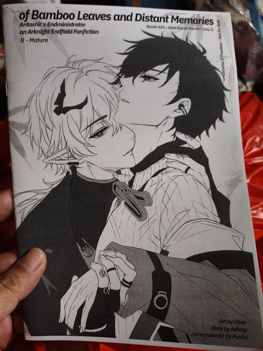 ashreykun's tweet photo. Freebies for ArdaMin fans! Pick them up at Cocoma Day 2, Booth A25 – Upah Bocah Mandiri. 

Stock for the booklet version is limited, guys... 🥲 Sorry. 

(If there are any more... it'll likely just be a free paper sheet with an illustration + a QR to the fic) 
#cocoma5 #cocoma https://t.co/AgZJRDfRjH