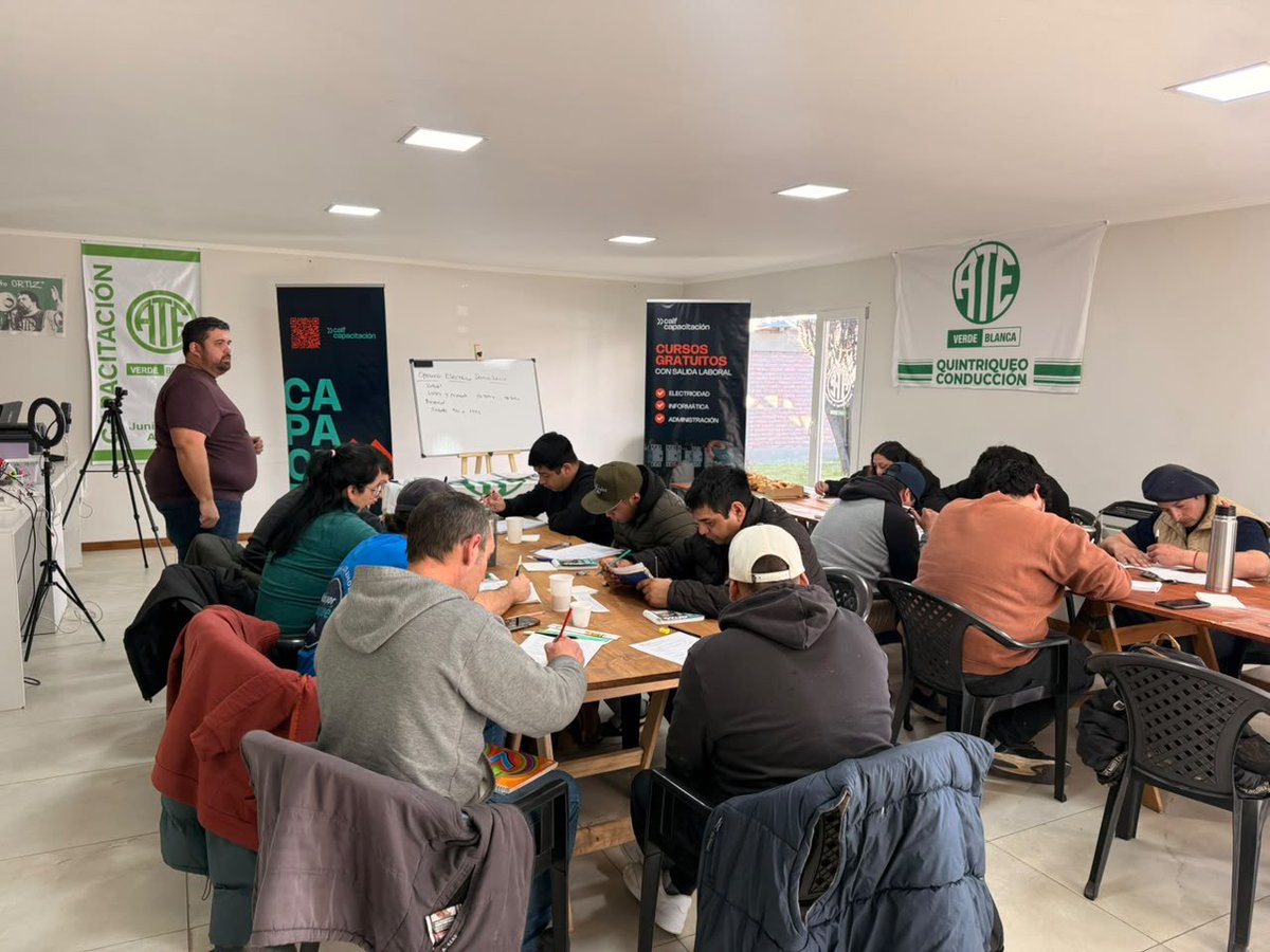CQuintriqueoOk's tweet photo. Hoy comenzó el primer curso de formación laboral en el área de energía, producto del convenio entre Calf y ATE.

Acercamos el espíritu y los ideales cooperativos a nuestros jóvenes para brindarles oportunidades de formación y laborales.

Mientras otros comen asado, toman vinos caros y se juntan para planear cómo cambiar la conducción de CALF, con el único propósito de ponerla a disposición de los negocios de sus familias, nosotros seguimos construyendo vínculos y lazos solidarios con la comunidad.

#Neuquén #CalfEsNeuquina #VacaMuerta