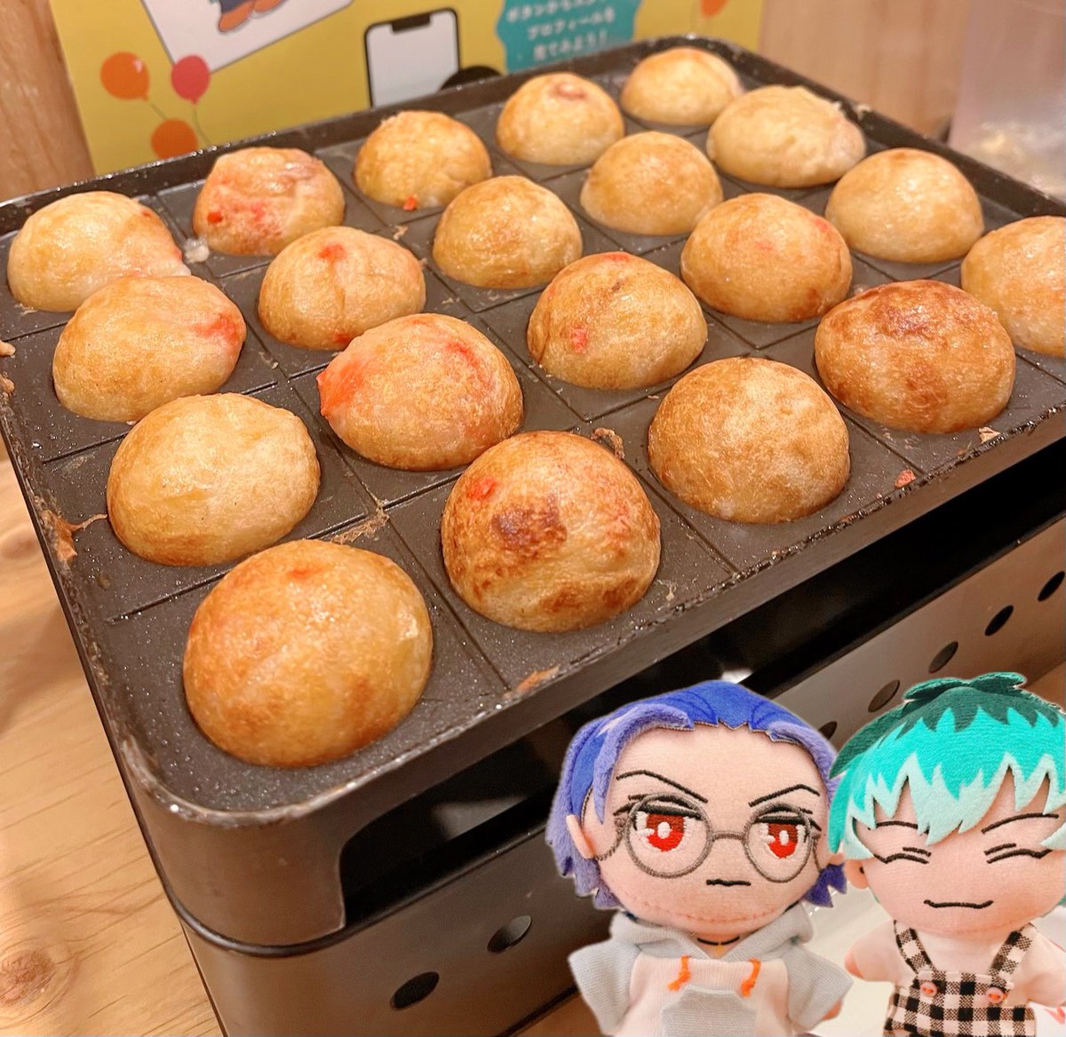 nachihip's tweet photo. やかんさんとたこ焼き焼いた😁
丸く焼けたー！！✨✨
って喜んでたらちょっと目を離した隙にぺしゃんこになった…
君なんて儚いんだ… https://t.co/46jGlXKaBT