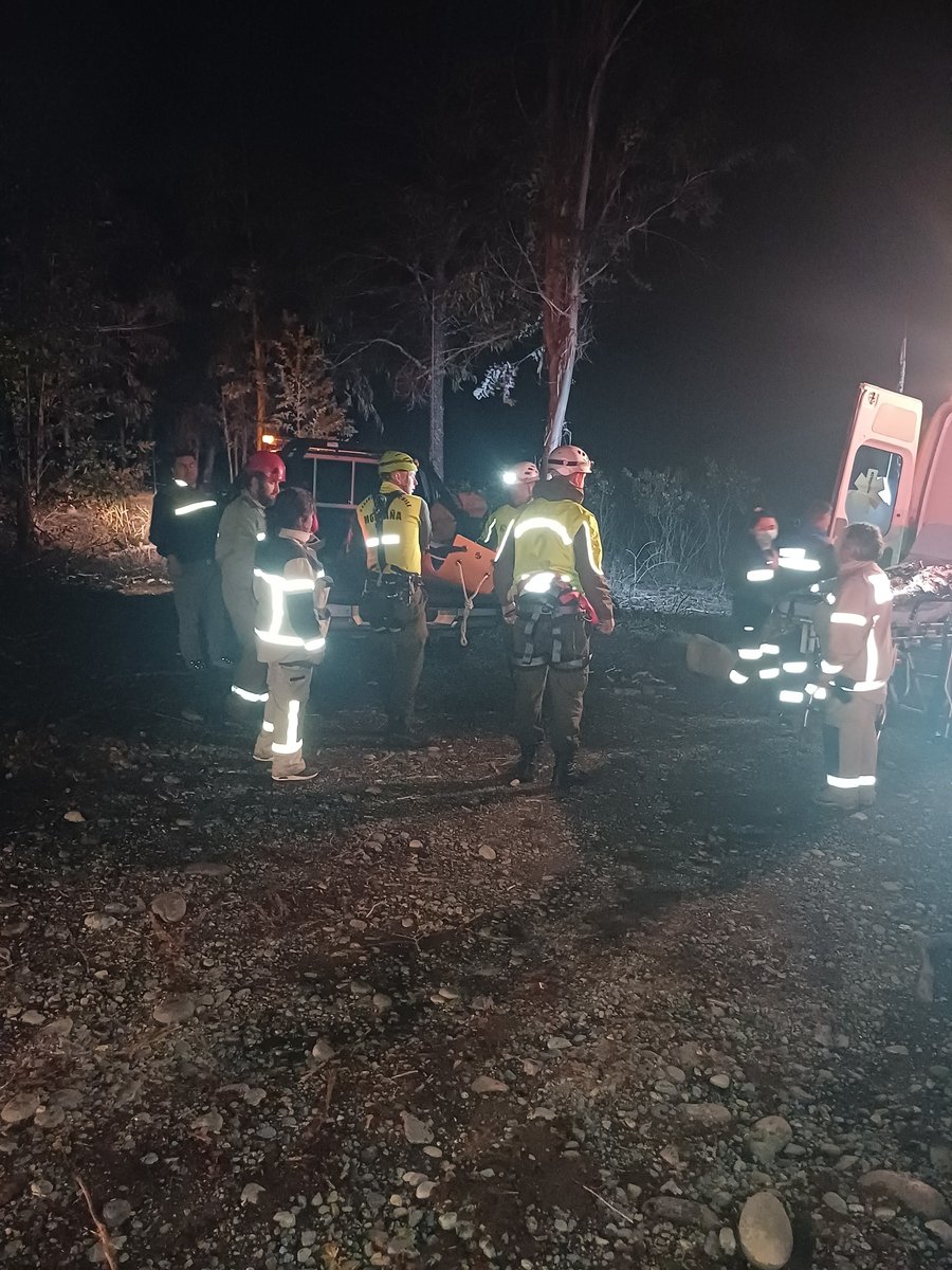 CarabBioBio's tweet photo. Carabineros de Tenencia # Biobío Frontera, rescata a excursionista lesionado con fractura  en una pierna, en el sector Laguna Pirquinco. Él subió el jueves al cordón Tricauco desde #LosÁngeles. Fue trasladado con éxito a Cesfam Ralco. https://t.co/WlhuUbqIdU
