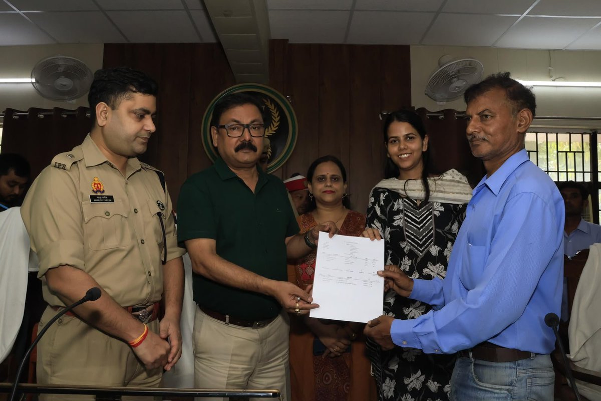 Ambujtimes's tweet photo. UPSC टॉपर IAS इशिता किशोर @ishita_kishore_ का त्वरित एक्शन।

तहसील दिवस में गंभीर बीमारी से पीड़ित कंचन ने अंत्योदय राशन कार्ड की गुहार लगाई। DM के निर्देश पर SDM सदर इशिता किशोर ने मौके पर ही कार्ड जारी कराकर कंचन के पति को सौंपा।

#Bareilly #IshitaKishore #UPNews #IAS #UPSC https://t.co/cbyA7HIW97