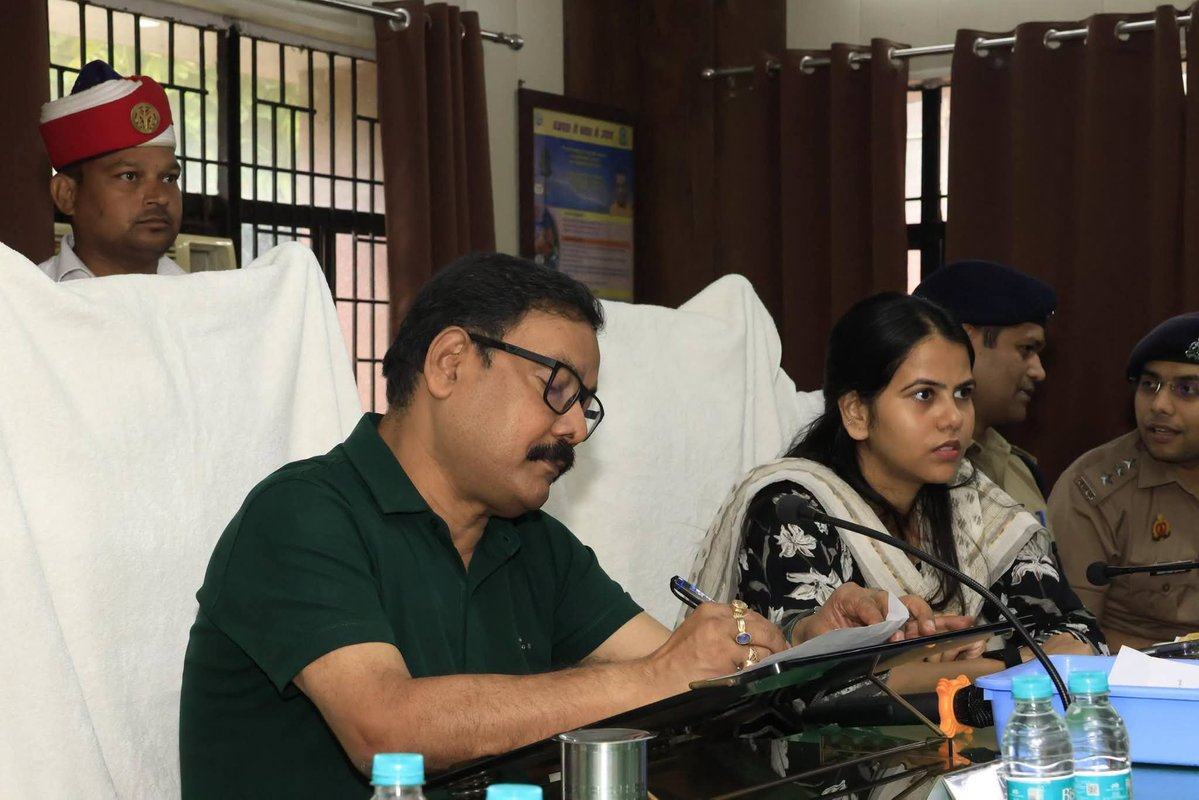 Ambujtimes's tweet photo. UPSC टॉपर IAS इशिता किशोर @ishita_kishore_ का त्वरित एक्शन।

तहसील दिवस में गंभीर बीमारी से पीड़ित कंचन ने अंत्योदय राशन कार्ड की गुहार लगाई। DM के निर्देश पर SDM सदर इशिता किशोर ने मौके पर ही कार्ड जारी कराकर कंचन के पति को सौंपा।

#Bareilly #IshitaKishore #UPNews #IAS #UPSC https://t.co/cbyA7HIW97