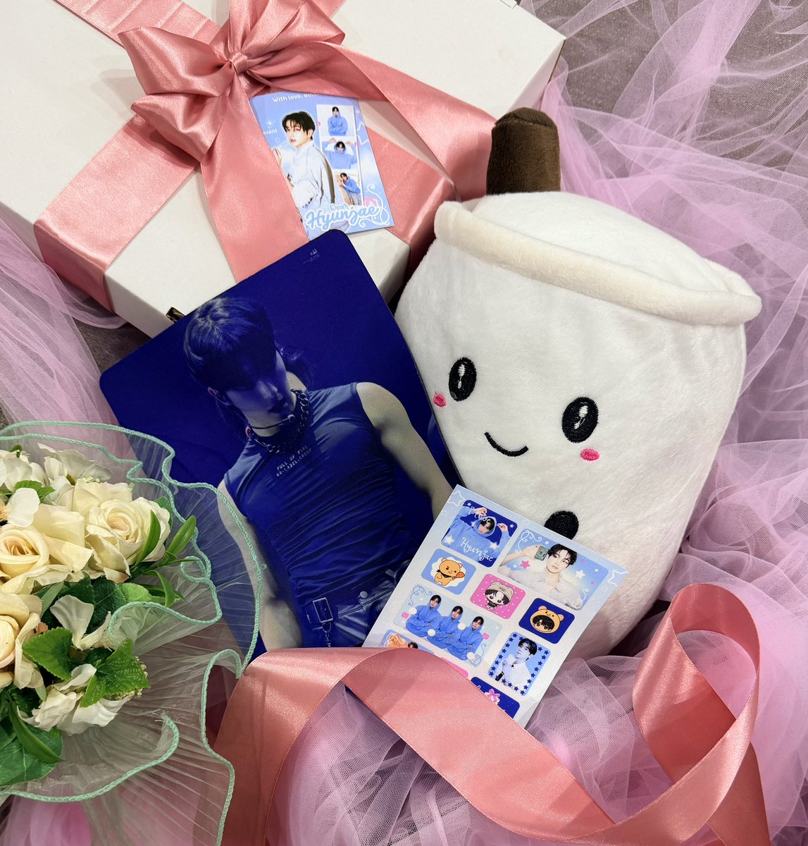 emaknyaeric's tweet photo. 2026 HYUNJAE BIRTHDAY CAFE 

𝑫𝑬𝑨𝑹 𝑯𝒀𝑼𝑵𝑱𝑨𝑬…
𝑻𝒉𝒆 𝑷𝒓𝒆𝒔𝒆𝒏𝒕 𝑰𝒔 𝒀𝒐𝒖!

A LITTLE PREVIEW OF YOUR PRESENT 

📅 2026 9.13
📍 Le Braga, Bandung
🎟️ FREE — NO HTM

Bear, mil or mystery? 👀🎀
Which one will you get?

#ThePresentIsYou
#HYUNJAE #현재 #더보이즈 https://t.co/1HSfPc2YpB