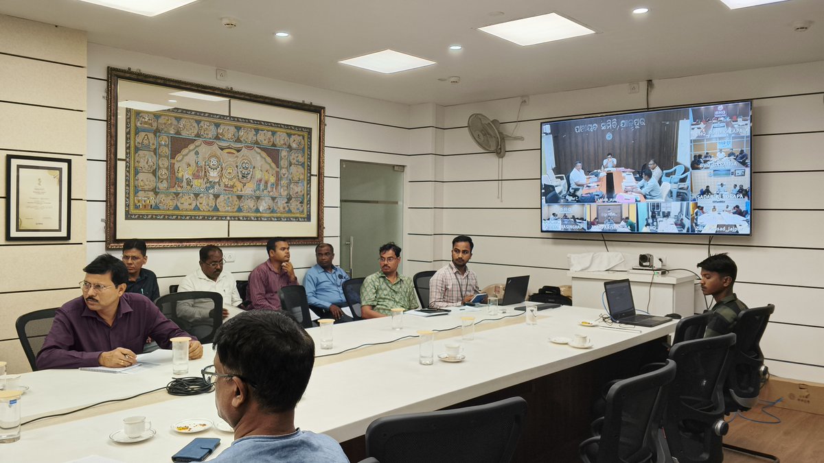 PRDeptOdisha's tweet photo. ଗ୍ରାମ୍ୟ ଉନ୍ନୟନ ଓ ବନ୍ୟା ପରବର୍ତ୍ତୀ ପୁନରୁଦ୍ଧାର କାର୍ଯ୍ୟର ସାପ୍ତାହିକ ସମୀକ୍ଷା ବୈଠକ

କମିଶନର ତଥା ଶାସନ ସଚିବ, ପଞ୍ଚାୟତିରାଜ ଓ ପାନୀୟ ଜଳ ବିଭାଗ ଙ୍କ ଅଧ୍ୟକ୍ଷତାରେ ସମସ୍ତ ସିଡିଓ (CDO) ତଥା ଇଓ (EO) ମାନଙ୍କୁ ନେଇ ଆଭାସୀ ମାଧ୍ୟମରେ ଏକ ସାପ୍ତାହିକ ସମୀକ୍ଷା ବୈଠକ ଅନୁଷ୍ଠିତ ହୋଇଯାଇଛି। ଏହି ବୈଠକରେ ନିର୍ଦ୍ଦେଶକ,ପାନୀୟ ଜଳ ଓ ପରିମଳ,ନିର୍ଦ୍ଦେଶକ ସ୍ୱତନ୍ତ୍ର ପ୍ରକଳ୍ପ, ସ୍ୱତନ୍ତ୍ର ସଚିବ ଏବଂ ଅନ୍ୟାନ୍ୟ ବରିଷ୍ଠ ଅଧିକାରୀମାନେ ଉପସ୍ଥିତ ଥିଲେ।

ଏହି ସମୀକ୍ଷା ବୈଠକରେ ବନ୍ୟା ପରବର୍ତ୍ତୀ ପୁନରୁଦ୍ଧାର କାର୍ଯ୍ୟ, ଗ୍ରାମ ସମ୍ପଦ, ବିଜିବିଓ (BGBO) କାର୍ଯ୍ୟର ଅଗ୍ରଗତି, PMAY-G, PM-JANMAN ଓ AGJ ଗୃହର ନିର୍ମାଣ କାର୍ଯ୍ୟ ସମ୍ପୂର୍ଣ୍ଣ କରିବା, ହିତାଧିକାରୀଙ୍କୁ କିସ୍ତି ପ୍ରଦାନ, ଗ୍ରାମ୍ୟ ପରିମଳ, ପଞ୍ଚାୟତ ଭବନ, GPDP/BPDP/DPDP ଅପଲୋଡିଂ, ଜିରୋ ବାଲାନ୍ସ ପ୍ରମାଣପତ୍ର (Zero Balance Certificates) ଏବଂ ବିଦ୍ୟୁତ୍ ବିଲ୍ ପୈଠ ଭଳି ପ୍ରମୁଖ ବିଷୟଗୁଡ଼ିକ ଉପରେ ବିସ୍ତୃତ ଆଲୋଚନା କରାଯାଇଥିଲା।

ଏହା ବ୍ୟତୀତ ଝାରସୁଗୁଡ଼ା ସିଡିଓଙ୍କ ଦ୍ୱାରା 'ମଡେଲ୍ ଭିଲେଜ୍ ମିଶନ' ଏବଂ କୋରାପୁଟ ସିଡିଓଙ୍କ ଦ୍ୱାରା MAGY ଉପରେ ଉପସ୍ଥାପନା କରାଯାଇଥିଲା।

#PRDW #Odisha #RuralDevelopment #BGBO #PMAYG #PMJANMAN #AGJ #MAGY #PanchayatiRaj
@CMO_Odisha @RabiNaikBJP