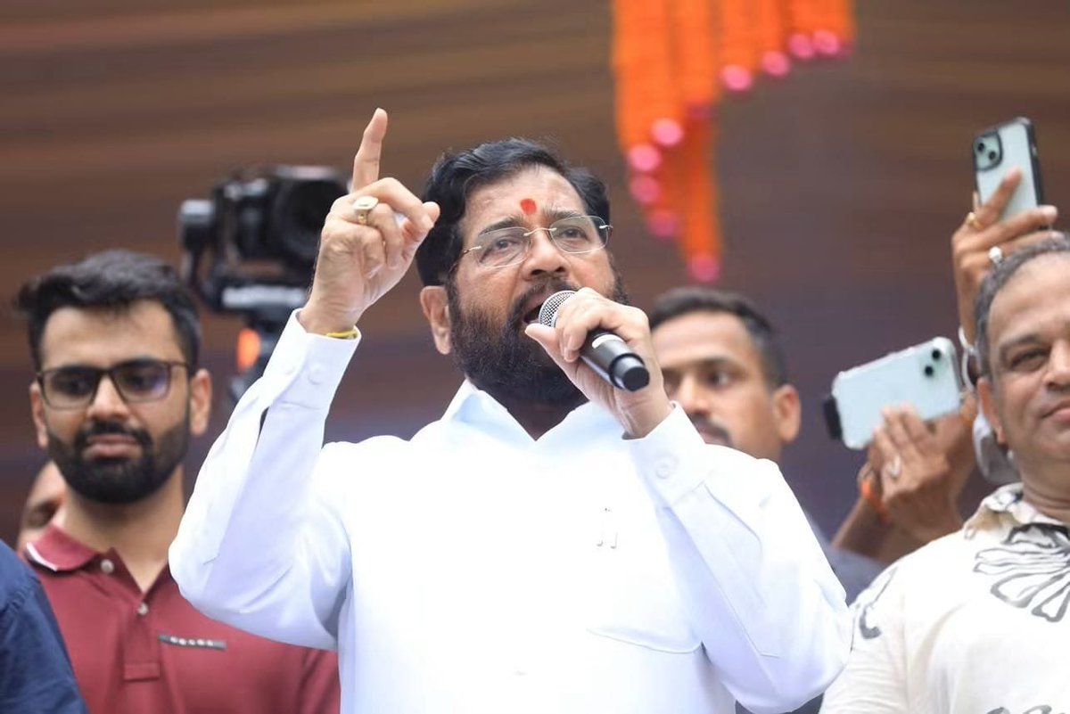 Shivsenaofc's tweet photo. 📍 #ठाणे |

ठाण्यातील रघुनाथ नगर येथील संकल्प प्रतिष्ठान आयोजित दहीहंडी उत्सवाला आज शिवसेनेचे मुख्य नेते व उपमुख्यमंत्री मा. ना. श्री. एकनाथ शिंदे हे उपस्थित होते. यावेळी त्यांनी गोविंदांशी संवाद साधला. 

गोविंदा हा आपला पारंपरिक सण असून मातीतला हा सण आता मॅटवर आला आहे. माझ्या मुख्यमंत्री पदाच्या कार्यकाळात या सणावरील सर्व निर्बंध आपण हटवून टाकले, दहीहंडीच्या सणाला सुट्टी, गोविंदांना विमा कवच, प्रो गोविंदाला प्रोत्साहन, गोविंदांना स्पेनला पाठवणे असे अनेक निर्णय घेतले असल्याचे याप्रसंगी एकनाथ शिंदे यांनी नमूद केले. 

त्यासोबतच ठाणे पोलिसांनी सुरू केलेल्या 'से नो टू ड्रग्स' या उपक्रमाला पाठिंबा दर्शवण्यासाठी प्रतिकात्मक दहीहंडी फोडून या उपक्रमाला त्यांनी पाठिंबा दिला. 

यावेळी आमदार रवींद्र फाटक, #शिवसेना राज्य संघटक प्रमुख आनंद परांजपे, नगरसेवक दीपक वेतकर, नगरसेवक राजेंद्र फाटक, नगरसेविका मीनल संख्ये तसेच शिवसेना पदाधिकारी आणि शिवसैनिक मोठ्या संख्येने उपस्थित होते.

#Shivsena #EknathShinde #dahihandi #govinda #thane