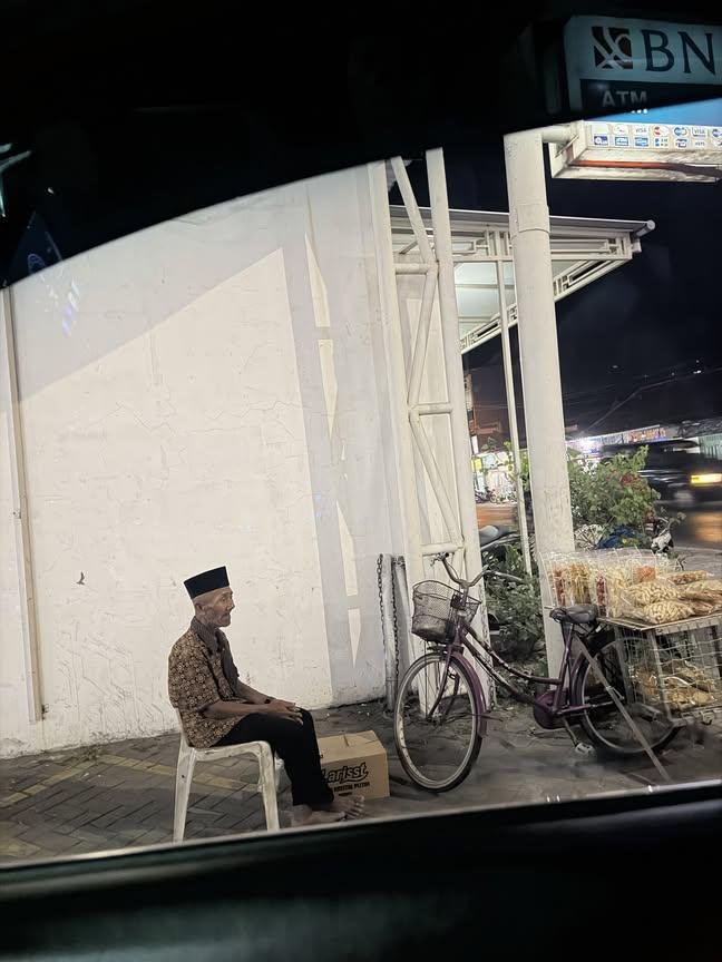 LiaAfri03881071's tweet photo. Teman teman yang di daerah krembung, kandangan barat, boleh tolong di larisin dagangan mbah nya ya, beliau jualan depan indomaret kandangan, jualan kripik harga nya mulai dri 15 rb rupiah 🥹🙏🏻
cc: agaa.Thaaaaa https://t.co/gqhrQx7NQg