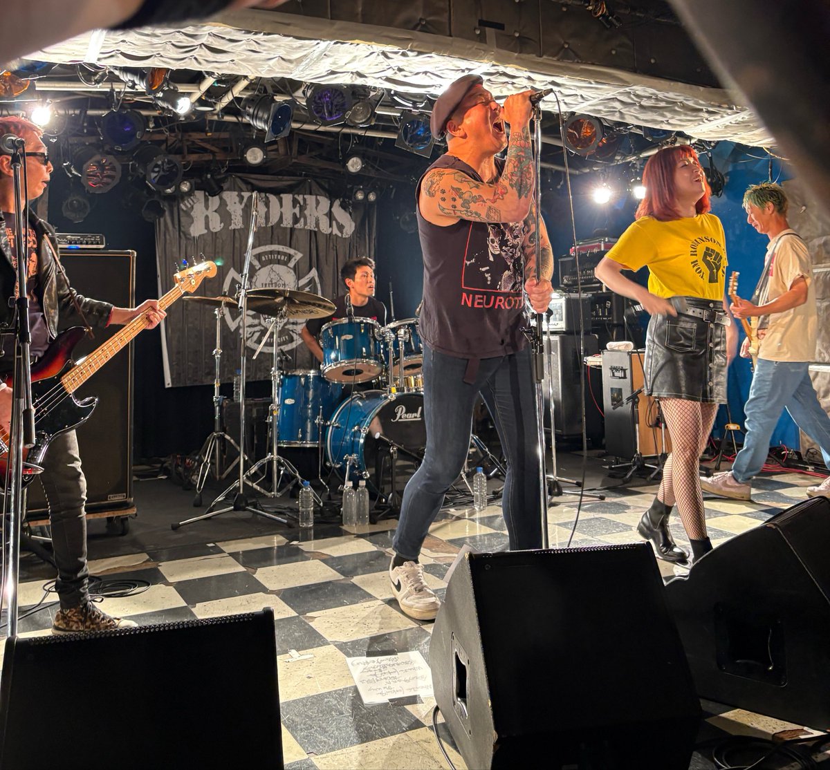 CHERRY_RED32's tweet photo. 新宿LOFTのプリズナー

最近ライブ前は落ち着いてます

しかしSE流れてくるとやっぱりどっかのネジが外れます
勝手に🔥

ちょい短めのライブで物足りない感もあるけど
毎度違うのでやっぱり見たいもんは見たい https://t.co/XONtoLBwyM