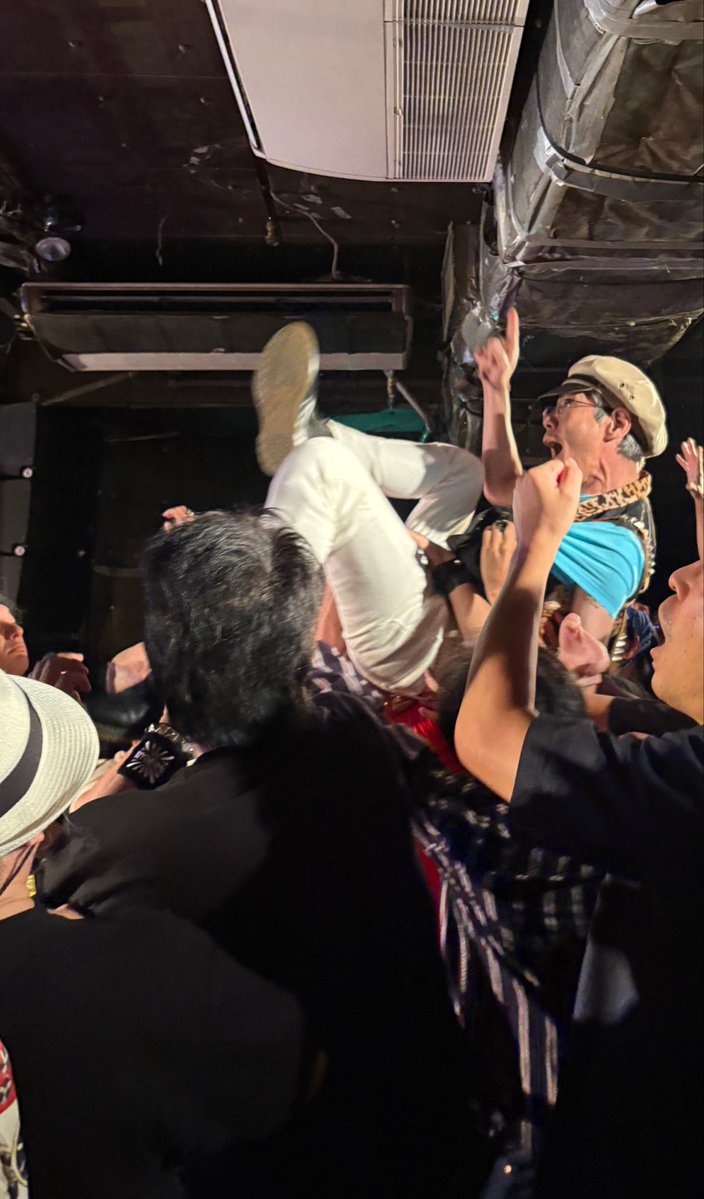 CHERRY_RED32's tweet photo. 新宿LOFTのプリズナー

最近ライブ前は落ち着いてます

しかしSE流れてくるとやっぱりどっかのネジが外れます
勝手に🔥

ちょい短めのライブで物足りない感もあるけど
毎度違うのでやっぱり見たいもんは見たい https://t.co/XONtoLBwyM