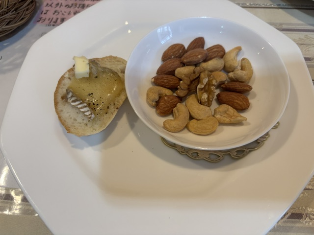 wt77rmh's tweet photo. 休日なんで行きつけフレンチでランチです。和栗のスープ、ホタテローストと鳥コンフィ二色ソース、デザートの代わりにナッツ。パティシエさん凄腕なんで本当はデザートいただきたいですが血糖値気にしちゃいました(^^;。。とはいえ食欲の秋ですね！ https://t.co/y32whpNXaw