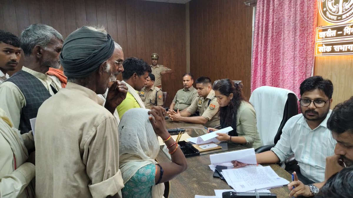 dmshravasti's tweet photo. जिलाधिकारी अन्नपूर्णा गर्ग एवं पुलिस अधीक्षक राहुल भाटी की अध्यक्षता में तहसील भिनगा में सम्पूर्ण समाधान दिवस का आयोजन किया गया। सम्पूर्ण समाधान दिवस में आयी शिकायतों को गम्भीरता से उनका निस्तारण करने हेतु सम्बन्धित विभागीय अधिकारियों को निर्देशित किया।  @CMOfficeUP @InfoDeptUP https://t.co/FR43RCjiaI