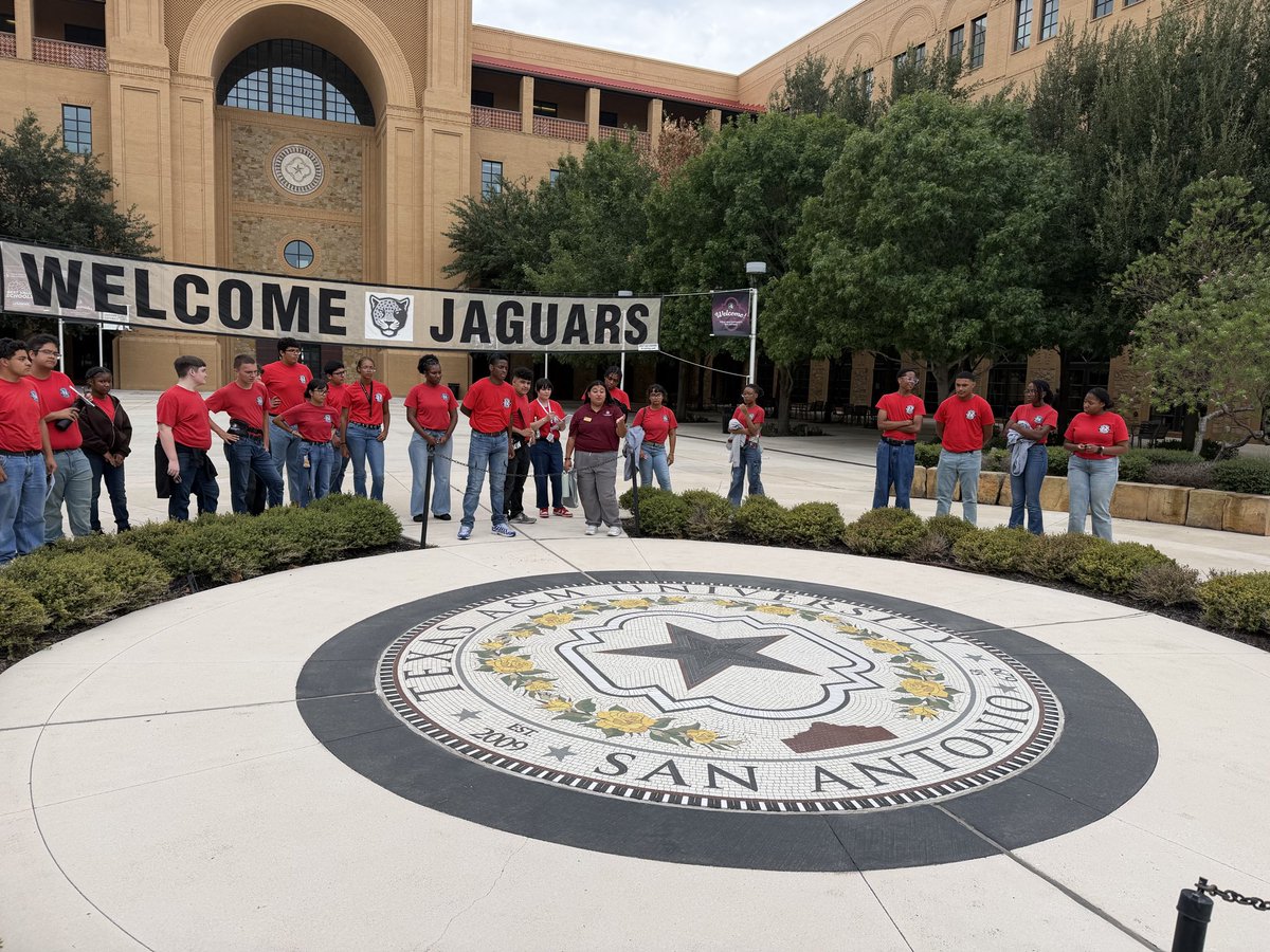 Roosevelt_JROTC's tweet photo. 24 Roosevelt JROTC cadets had the opportunity to hear and see one of San Antonio’s own success stories 2nd Lieutenant Padilla of how ROTC paid and paved the way for him at TAMU-SA. @WeAreTRHS @JrotcNeisd @JrotcDai @NEISD_rudyj https://t.co/oDmwgIYADQ