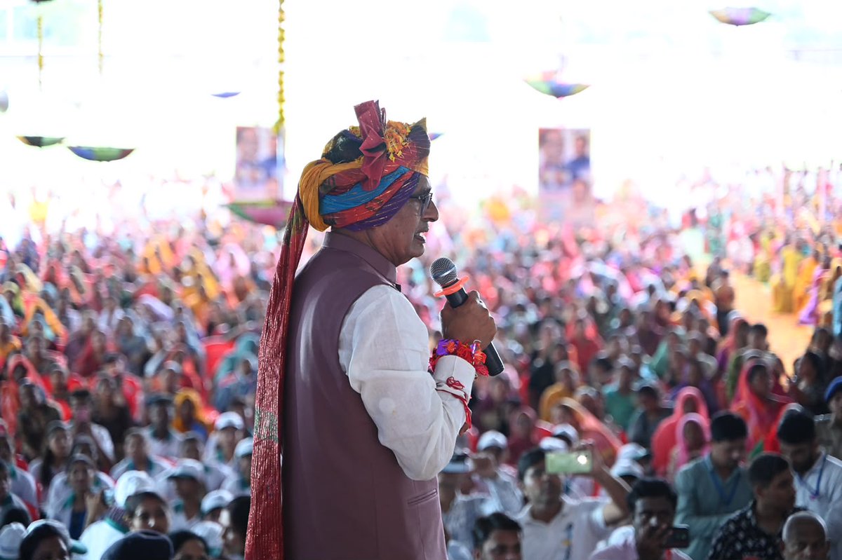 MoRD_GoI's tweet photo. 'भूखे भजन न होय गोपाला, ये लो अपनी कंठी माला'

रोटी चाहिए, रोज़गार चाहिए तभी ज़िंदगी चलती है, अब सबको प्रशिक्षित करके जायेंगे, आत्मनिर्भर बना कर जायेंगे। 

नौकरी भी,
प्लेसमेंट भी और
उद्यमिता के लिए लोन भी!

-माननीय केन्द्रीय ग्रामीण विकास और कृषि एवं किसान कल्याण मंत्री, श्री शिवराज सिंह चौहान

#MoRD #RSETI #SkillTraining #RuralSkills #SchemesofRD

@ChouhanShivraj @OfficeofSSC @kamleshpassi67 @PemmasaniOnX @PIB_India @MIB_India @kansalrohit69 @AgriGoI @mygovindia @airnewsalerts @PMOIndia @Narendramodi @DDNational