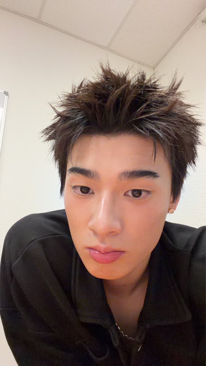 janusiraa's tweet photo. ขอบคุณทุกคนที่ยังรอผมนะคับ ตอนแรกกลัวมากๆว่าออกมาแล้วทุกคนจะหายไป ผมดีใจมากๆ ที่ได้ร้องเพลงให้ทุกคนฟัง วันนี้ผมร้องแบบแอบเศร้านิดๆ ขอครั้งหน้า เอาใหม่นะคับ 🤏🏻 https://t.co/2S94oEUwtB