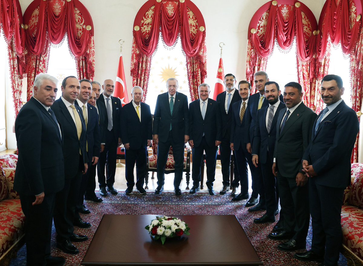 OA_BAK's tweet photo. Cumhurbaşkanımız Sayın @RTErdogan, Beşiktaş Jimnastik Kulübü, Fenerbahçe Spor Kulübü, Galatasaray Spor Kulübü ve Trabzonspor Kulübü Başkanlarını Cumhurbaşkanlığı Dolmabahçe Çalışma Ofisi'nde kabul etti. https://t.co/cjuy72V8Oz