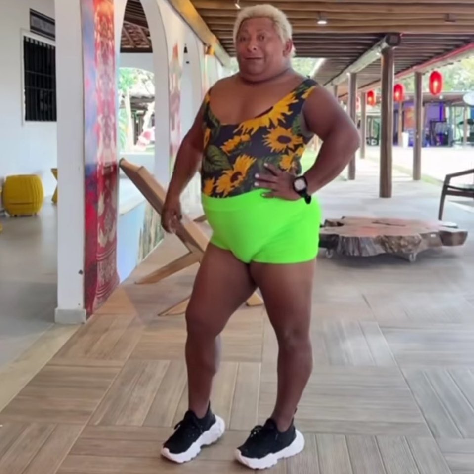 laripostagem's tweet photo. gente e ontem q cheguei no pilates falando q queria ficar dolorida no dia seguinte

aí na saída caí na escada e agr meu tornozelo está realmente doendo https://t.co/i5IaJT2Tub
