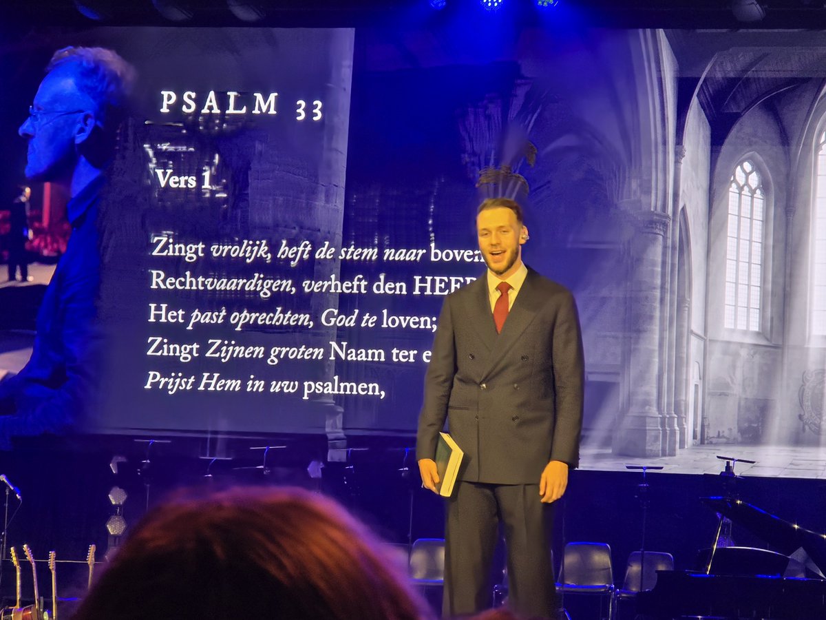 CorVerkade's tweet photo. Gisteren mooie avond gevierd in @jaarbeurs : samenzang met bekeerde dj Sefa met 7.500 mensen, waarbij Sefa veel persoonlijks vertelde over zijn voortgaande zoektocht en benadrukte dat alle eer voor hemelse Vader is: soli Deo gloria! Zo veel harmonie qua vorm/inhoud/sfeer/muziek! https://t.co/stBOWSTAkl