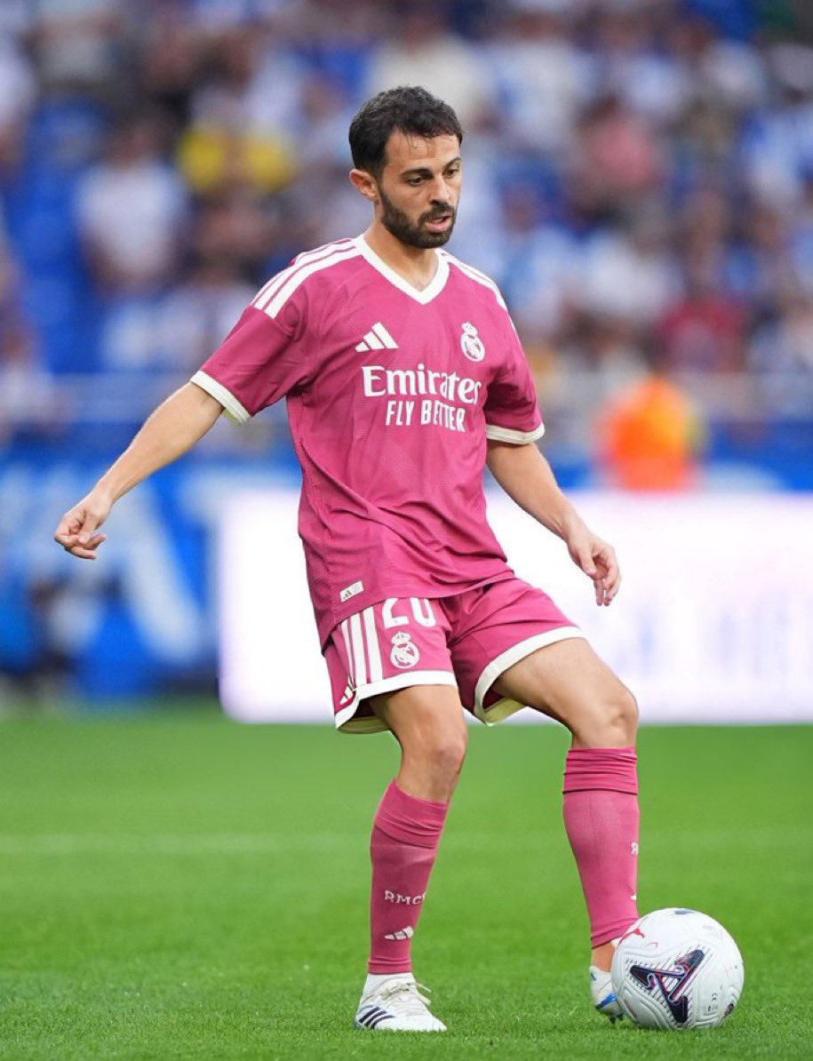 ESnomanu's tweet photo. Voy a decir algo respeto a lo que vimos ayer: 

José Mourinho tiene un plan y lo está ejecutando. Ayer perdimos, pero no vi a ese equipo sin alma y dando el partido por perdido como hemos visto varias veces estos dos años. 

Ayer el Madrid pudo ganar y lo normal es que hubiese ganado si Mbappé marcase como se espera de un jugador de su nivel y si Vinicius no hubiese llegado como un jugador al que dudas si echar del equipo. 

Sigue faltando fútbol por momentos, y no veo ninguna alineación a partir de ahora en la que no estén Arda Guler y Bernardo Silva. 

Si los jugadores hacen caso y siguen todas las órdenes de José Mourinho, estoy totalmente confiando de que el Madrid va a ganar títulos este año.