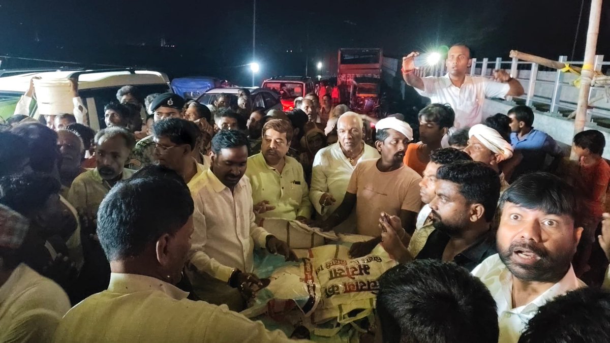 iChiragPaswan's tweet photo. चिराग का भरोसा! 🤝

“चिराग का भरोसा” कार्यक्रम के तहत बिहार के विभिन्न बाढ़ प्रभावित क्षेत्रों में पार्टी के पदाधिकारियों द्वारा लगातार राहत सामग्री का वितरण किया जा रहा है।

इसी क्रम में आज मेरे संसदीय क्षेत्र हाजीपुर के राघोपुर अंतर्गत रुस्तमपुर में बाढ़ प्रभावित पीड़ित परिवारों के बीच राहत सामग्री का वितरण किया गया।