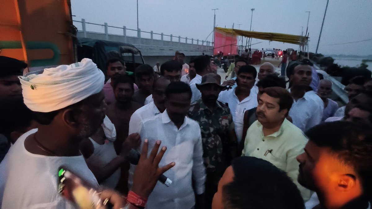 iChiragPaswan's tweet photo. चिराग का भरोसा! 🤝

“चिराग का भरोसा” कार्यक्रम के तहत बिहार के विभिन्न बाढ़ प्रभावित क्षेत्रों में पार्टी के पदाधिकारियों द्वारा लगातार राहत सामग्री का वितरण किया जा रहा है।

इसी क्रम में आज मेरे संसदीय क्षेत्र हाजीपुर के राघोपुर अंतर्गत रुस्तमपुर में बाढ़ प्रभावित पीड़ित परिवारों के बीच राहत सामग्री का वितरण किया गया।
