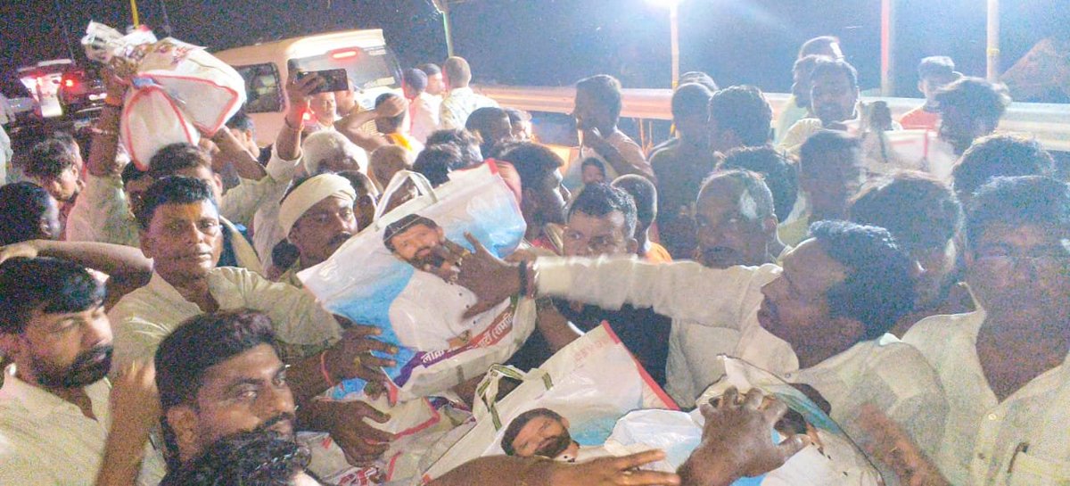 iChiragPaswan's tweet photo. चिराग का भरोसा! 🤝

“चिराग का भरोसा” कार्यक्रम के तहत बिहार के विभिन्न बाढ़ प्रभावित क्षेत्रों में पार्टी के पदाधिकारियों द्वारा लगातार राहत सामग्री का वितरण किया जा रहा है।

इसी क्रम में आज मेरे संसदीय क्षेत्र हाजीपुर के राघोपुर अंतर्गत रुस्तमपुर में बाढ़ प्रभावित पीड़ित परिवारों के बीच राहत सामग्री का वितरण किया गया।