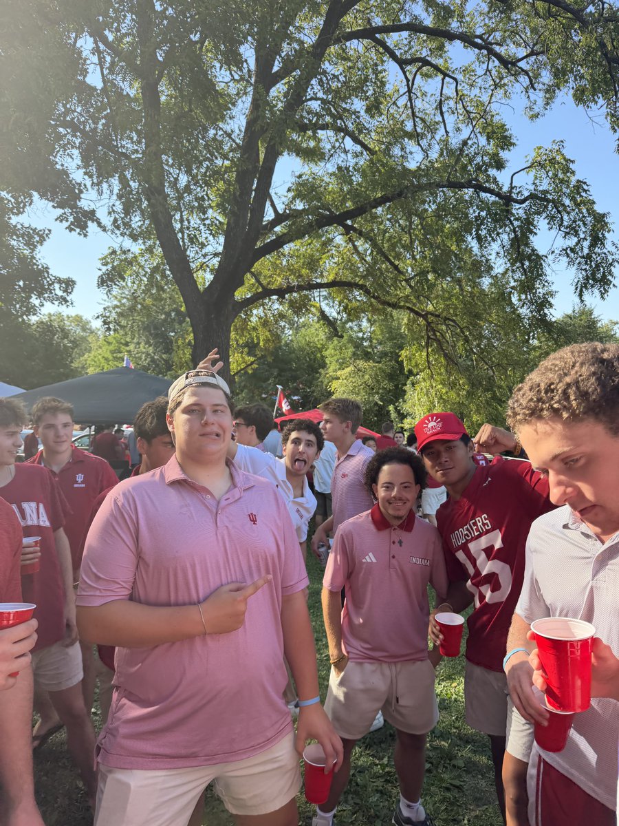 bennett_fitzy's tweet photo. The tailgate had been blessed https://t.co/rjDu4LLP7G