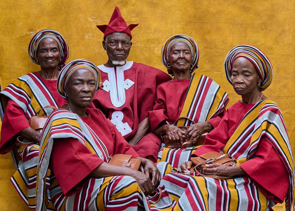 Mautiin01's tweet photo. If polygamy had a Hall of Fame, this man deserves his own section. 😂😂

Four wives! ❤️🙌🏻 A true legend.🚶🏿‍♂️ https://t.co/TVa2aBhnMf
