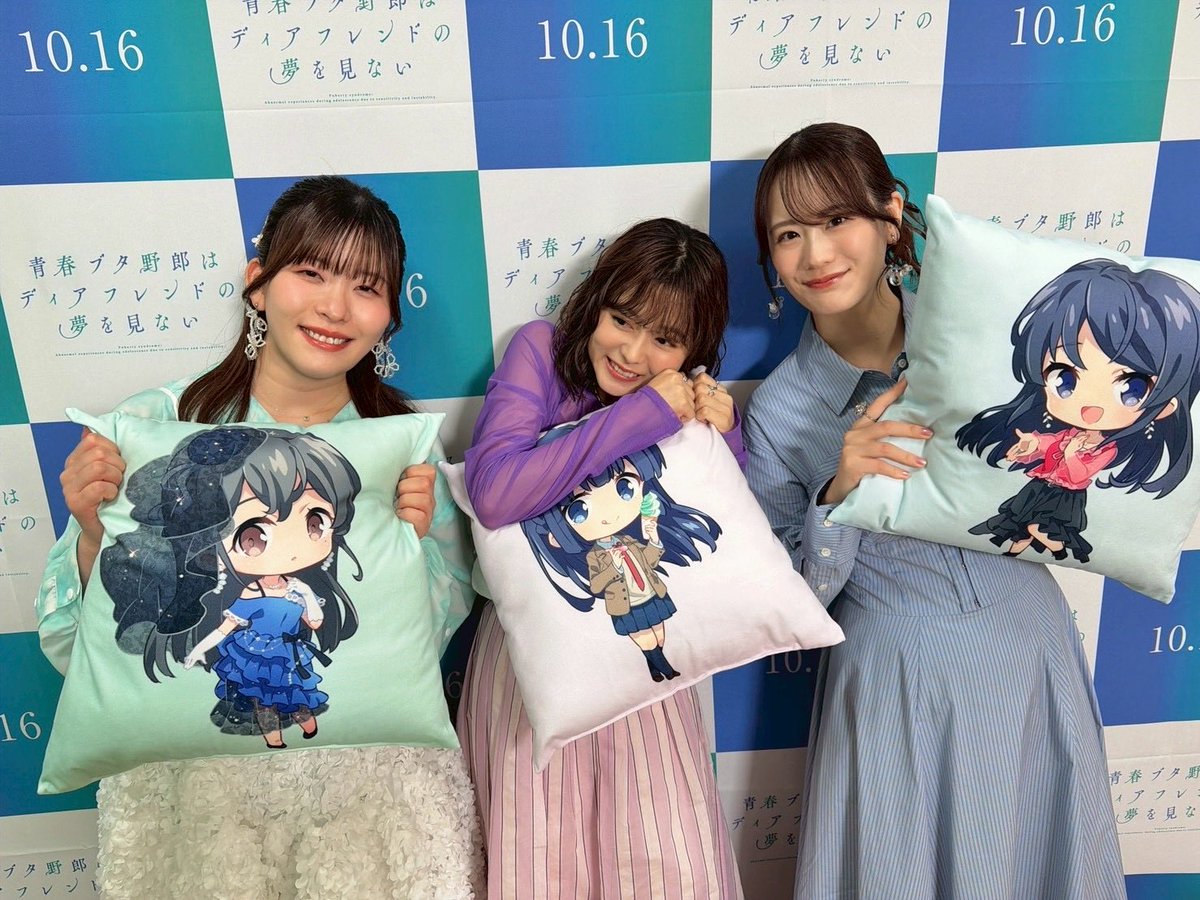 6666_DOLL's tweet photo. 石見舞菜香さんをめぐる直近の動きに、新たな情報が加わりました。JR東海『推し旅』の9月11日から始まる『ブルーアーカイブ』大阪企画で、ヒカリの東海道新幹線車内限定ボイスを「諸般の事情により」実装見送り。石見さんは6月29日を最後にイベントへの出演が途絶えていましたが、今回ついに声の仕事そのものにまで影響が及んだことになります。

現在公表されている次のイベント出演は10月4日で、6月30日から10月3日まで96日間の空白となります。さらに『【推しの子】』の出演見合わせは3月18日の時点ですでに決まっていたため、少なくとも数ヶ月前からこれらの活動制限は計画されていたことになります。それほど前から仕事を調整していたのであれば、事前に説明できたはずです。ところが本人や事務所から告知はなかった。私のような人間が1人でもいればバレてしまうことを、3ヶ月間も隠し通せると考えているのであれば、事務所側も声優ファンを軽く見すぎでしょう。

そして今回、イベント欠席だけでなく音声収録にまで影響が及んだことで、どうしても皆の脳裏をよぎる人物がいます。事前説明のない長期離脱、相次ぐイベント欠席、そして担当キャラクターの音声未実装。つい最近、私たちは同じ光景を見ている。そう、無告知で3ヶ月も仕事から姿を消し、復帰後になって「計画的な充電期間」だったと明かしたアイドル声優（人妻）──楠木ともりです。

楠木ともりは結婚報告で「お仕事は今までと変わらず向き合い、誠心誠意取り組んでまいります」と宣言した直後、何の告知もないまま長期休業へ入りました。『チェンソーマン』などの重要イベントを欠席し、『プロジェクトセカイ』では新規ストーリーや新規ピックアップが音声未実装となる。ところが復帰後に語られたのは謝罪ではなく、「充電期間」という事後報告と、友人と遊び回っていた日々や運転免許取得の話のみ。この件が今なお批判の火種として残っている以上、石見さんへ同じ不信が向けられるのも、無理のないことでしょう。

一方で、石見さんは大量の特典会やソロアーティスト活動を生命線にする典型的なアイドル声優ではありません。数々の作品で演技を評価され、役者として積み上げたものだけで十分に勝負できるはずです。本来なら芝居について語られるべき声優が、「なぜ休んでいるのか」「何を伏せているのか」という目で見られてしまう。このような隠し事は、かえってタレント価値を毀損しているのではないか。

同事務所の所属声優では、あの鬼頭明里さんも週刊文春で熱愛を報じられた際、合鍵を渡し実質的な半同棲状態と報じられながらも「仲の良い友人の一人です」と公式発表したことがありました。こうした前例を見ると事務所の意向もあるのでしょうが、彼女らは本来アイドル売りに頼らなくても、役者として生きていけるだけの実績を持っているはずです。それでも熱愛発覚を曖昧にぼかし、アイドル声優としての余白を残そうとする。そんな中途半端な売り方をする必要が、石見舞菜香という役者のどこにあるのでしょうか。

仕事に影響が出たのなら、戻ってきたときに説明する。待たせたファンや巻き込んだ関係者へ頭を下げる。そこまで済ませたら、あとは役者として勝負すればいいのです。真正面からファンや作品に向き合ったうえで、役を演じ切る。謝罪もせず、薬指からリングも外して、未練がましいアイドル売りを続けるような声優に成り下がらないように。余計な憶測も、今回の空白も、作品を見た人間が忘れてしまうほどの芝居を見せればいい。自分が何者なのか証明できる声を、石見舞菜香さんは持っているはずなのですから。