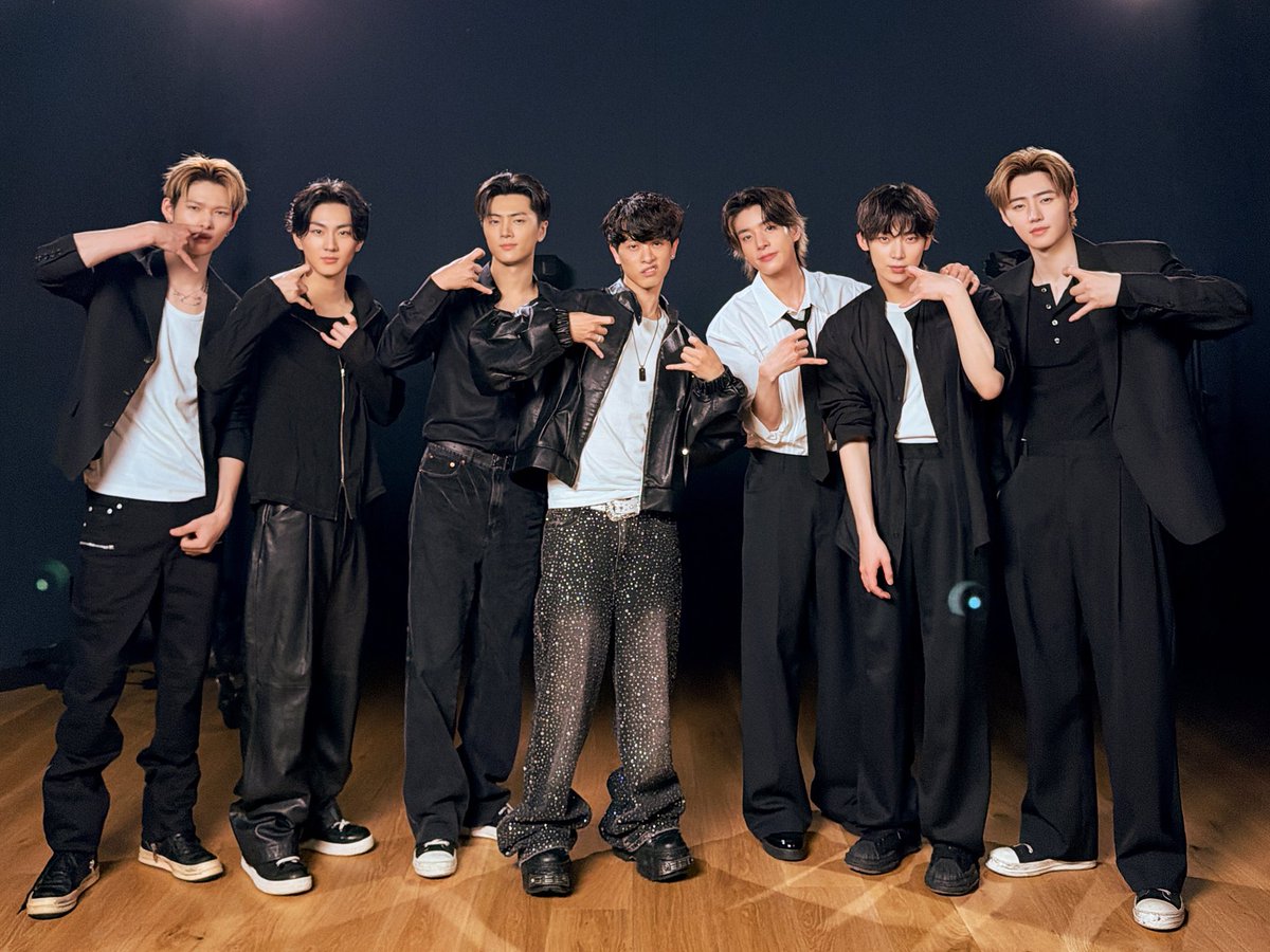 ENHYPEN's tweet photo. [#오늘의ENHYPEN] Stopped by Alan's Universe and had the best time with Alan🦇 Thanks for having us! #260905 @ Alan's Universe https://t.co/S7c701t1V0