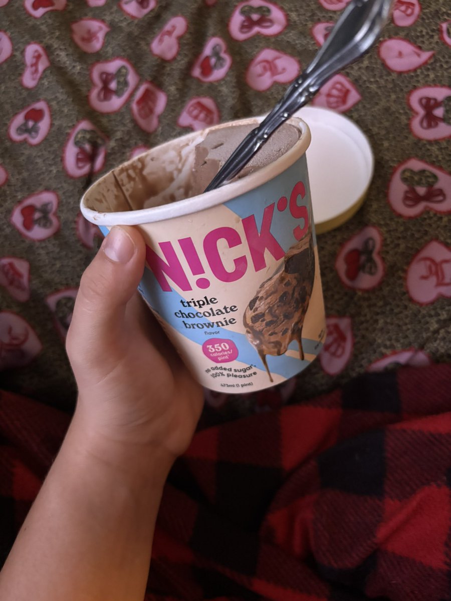 psychiatricmeow's tweet photo. lunch today is an entire thing of ice cream (350c) :3 yummy 😋 https://t.co/6mBqHtNa3k