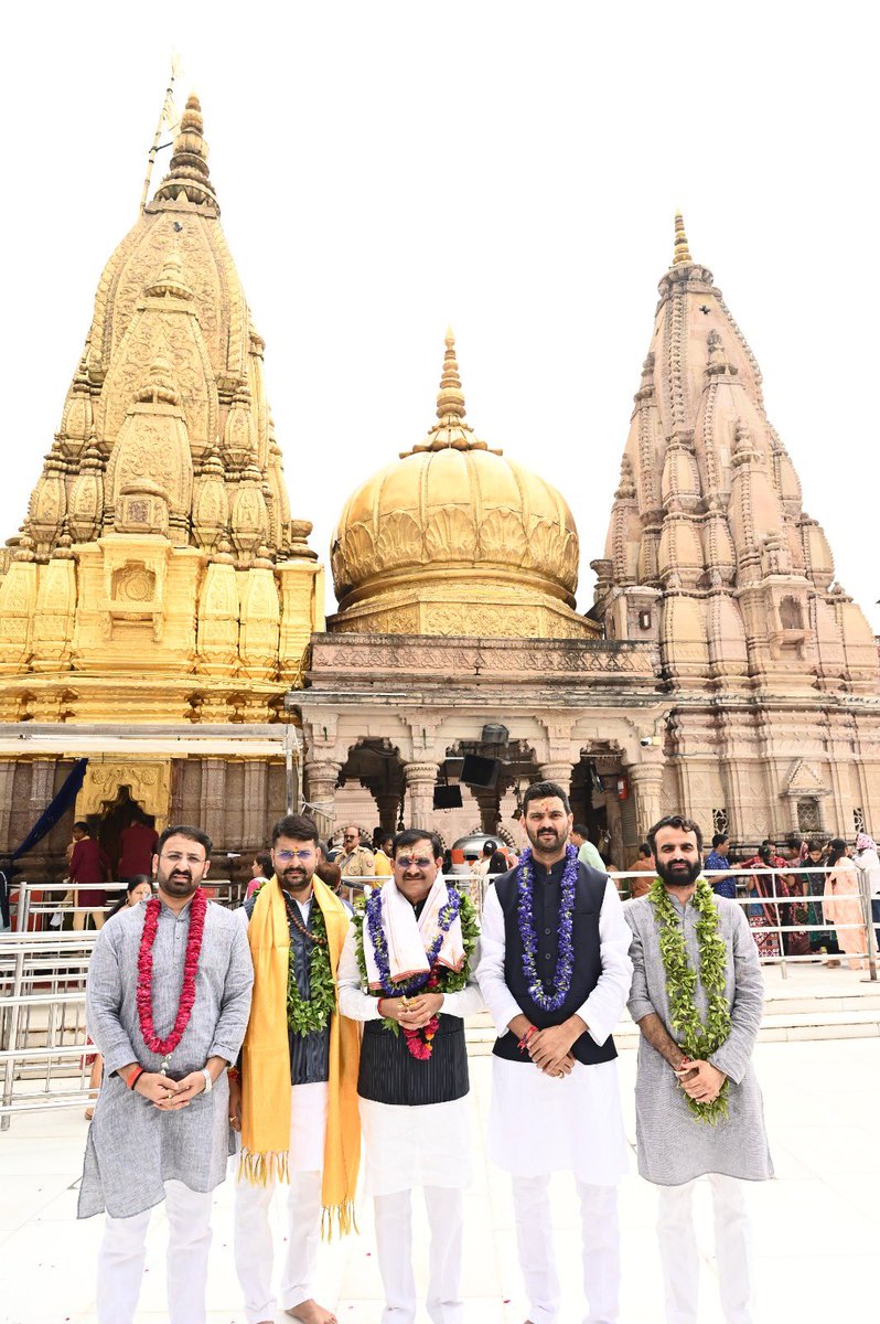 bjpharshvardhan's tweet photo. गङ्गातरङ्गरमणीयजटाकलापं
गौरीनिरन्तरविभूषितवामभागम्।
नारायणप्रियमनङ्गमदापहारं
वाराणसीपुरपतिं भज विश्वनाथम्॥”

पावन नगरी काशी में आज देवाधिदेव महादेव, बाबा श्री काशी विश्वनाथ जी के पावन श्रीचरणों में दर्शन-पूजन एवं आशीर्वाद प्राप्त करने का सौभाग्य मिला। इस अवसर पर भाजपा के राष्ट्रीय प्रकोष्ठ संयोजक एवं माननीय सांसद श्री वी. डी. शर्मा जी का सानिध्य , भाजयुमो उत्तर प्रदेश के अध्यक्ष भाई रोहित मिश्र जी का साथ प्राप्त हुआ। 

काशी केवल एक नगरी नहीं, बल्कि भारत की सनातन चेतना, आध्यात्मिक परंपरा और सांस्कृतिक गौरव की जीवंत अभिव्यक्ति है। बाबा विश्वनाथ की इस पावन धरती पर आकर मन श्रद्धा, शांति और ऊर्जा से भर उठता है।

महादेव 🙏🏻
@vdsharmabjp