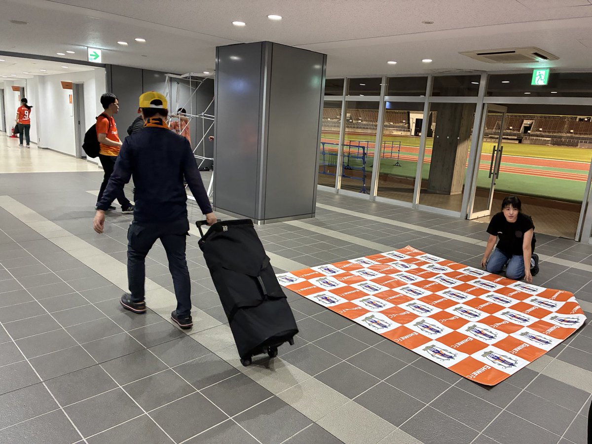 FORZA_EHIME's tweet photo. 北九州戦お疲れさまでした！今日の撤収ボランティアは気持ちよく活動する事が出来たのではないでしょうか（笑）。参加者のみなさん、遅い時間になりましたが最後までご協力頂きありがとうございました！お帰りヨシキ！！#ehimefc https://t.co/ozZNp3U6r5