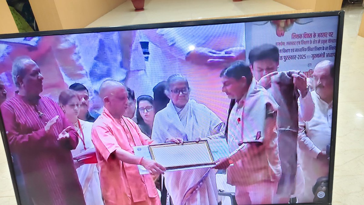 DM_Sknagar's tweet photo. मा0 मुख्यमंत्री जी द्वारा बाबा गंभीरनाथ प्रेक्षागृह, गोरखपुर में शिक्षक दिवस के अवसर पर आयोजित शिक्षक सम्मान समारोह कार्यक्रम मे शिक्षको को अंग वस्त्र व प्रशस्ति पत्र प्रदान कर सम्मानित किया गया। जिलाधिकारी द्वारा 50 उत्कृष्ट शिक्षकों/शिक्षिकाओं को सम्मानित किया गया। https://t.co/BG0Qj38VKV