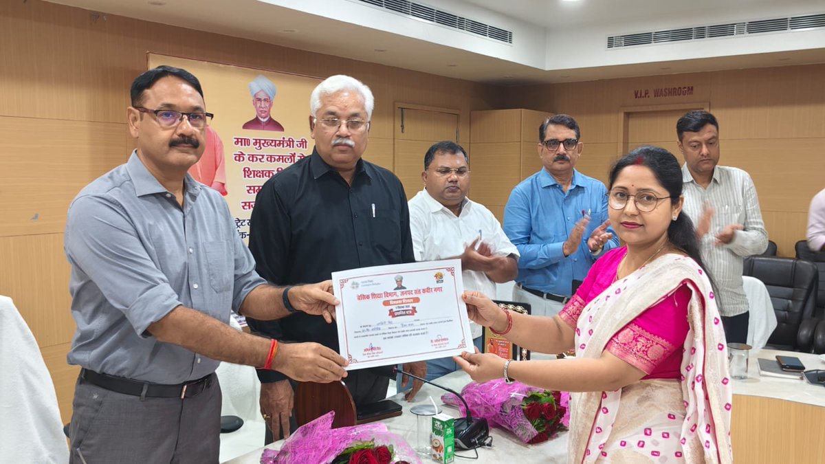 DM_Sknagar's tweet photo. मा0 मुख्यमंत्री जी द्वारा बाबा गंभीरनाथ प्रेक्षागृह, गोरखपुर में शिक्षक दिवस के अवसर पर आयोजित शिक्षक सम्मान समारोह कार्यक्रम मे शिक्षको को अंग वस्त्र व प्रशस्ति पत्र प्रदान कर सम्मानित किया गया। जिलाधिकारी द्वारा 50 उत्कृष्ट शिक्षकों/शिक्षिकाओं को सम्मानित किया गया। https://t.co/BG0Qj38VKV