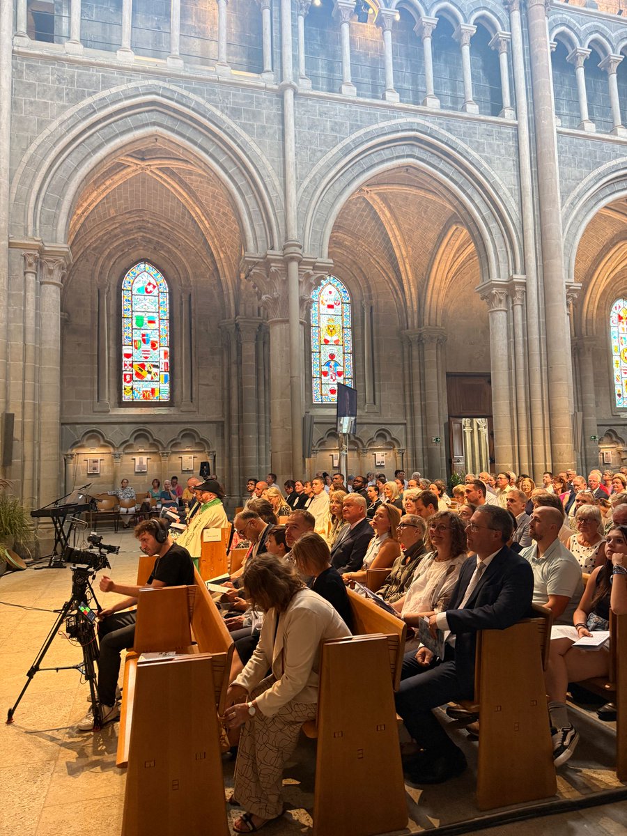 EgliseEERV's tweet photo. #cultesynodal les officiants saluent les représentants des autorités présentes au #cultesynodal : @etatdevaud, Conseil synodal, personnalités, invités et membres des Églises et communautés sœurs. #EERV https://t.co/ROobqNJy7J