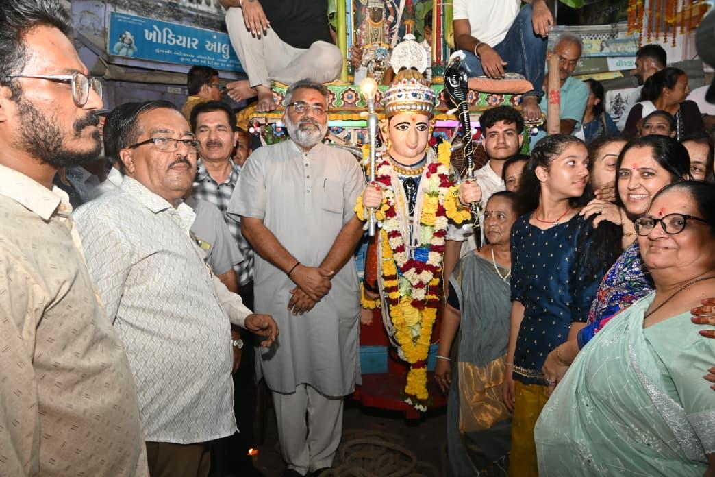 aniruddhdavebjp's tweet photo. લોહાણા સમાજ દ્વારા આયોજીત પરંપરાગત ૨૬૨ વર્ષ થી ચાલતી રવાડી નું ભગવાન શ્રી સુંદરવર મંદિરે થી પ્રસ્થાન કરાવ્યું જેમાં પરમાત્મા ના સ્વરૂપ ને પાલખી માં બેસાડી ને પ્રારંભ કરાવવાનું સૌભાગ્ય પ્રાપ્ત થયું સાથે લોહાણા મહાજન ના સહુ પદાધિકારીઓ ઉપસ્થિત રહ્યા.
#2MandviVidhansabha
#ravadi https://t.co/GWICeSSkIv