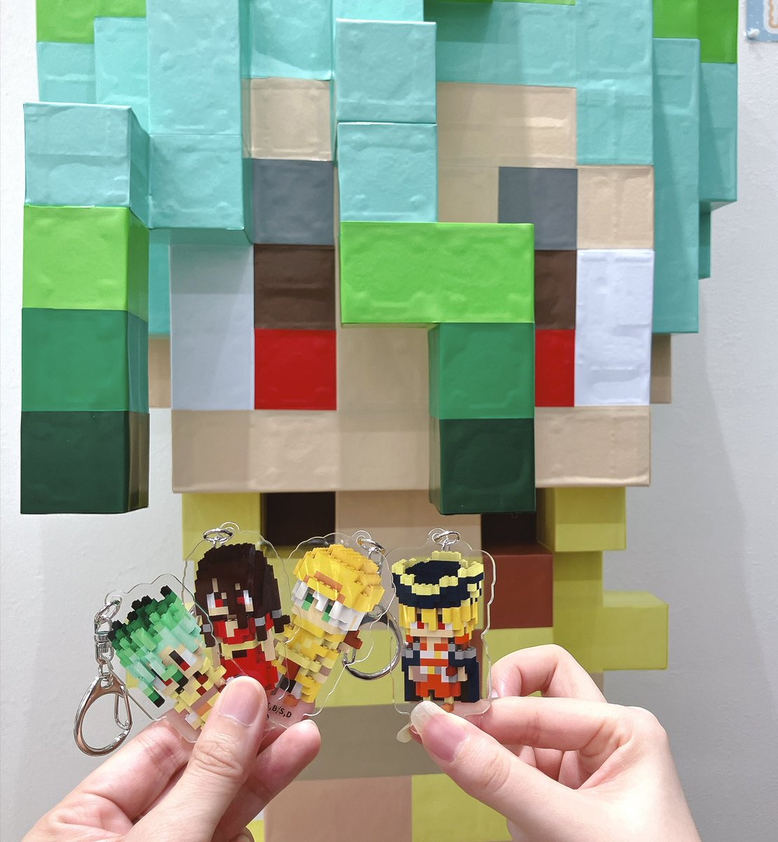 100sai69's tweet photo. ミタクルブロックのアクキー、めっちゃ鮮やか✨裏の印刷面が凸凹していて光の入り具合で奥行きに変化が出るようになっていて拘りを感じました。
運試しに一回のつもりが実物が可愛いくて、、！ゲンもほしかった〜！ https://t.co/QgVJjCD88w