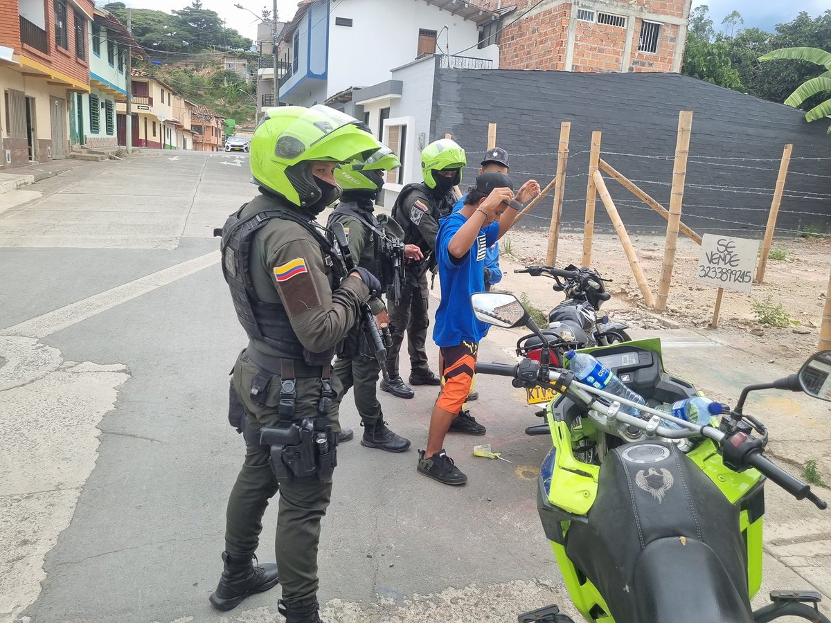 DevalPolicia's tweet photo. #ValleDelCauca | ¡Comprometidos con la seguridad de día y de noche!

A través de nuestras capacidades #GOES realizamos registro y control  a motocicletas, personas y solicitud de antecedentes, en diferentes puntos criticos de los municipios de Obando, Ansermanuevo y Cartago. https://t.co/eKbjLtGJlX
